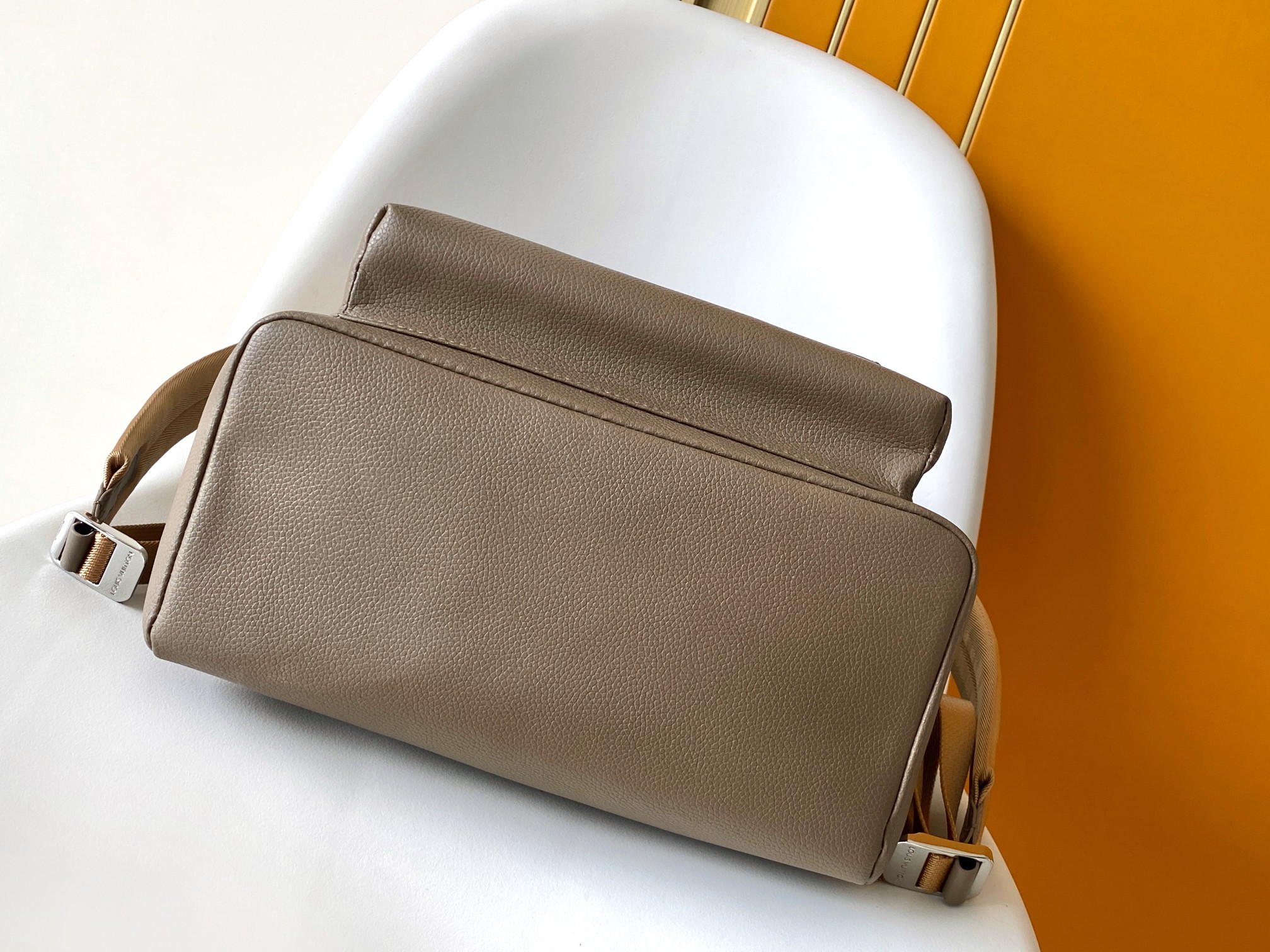 LV 高仿灰褐色雙肩包 百搭簡約實用款式｜歐美奢侈品精品推薦