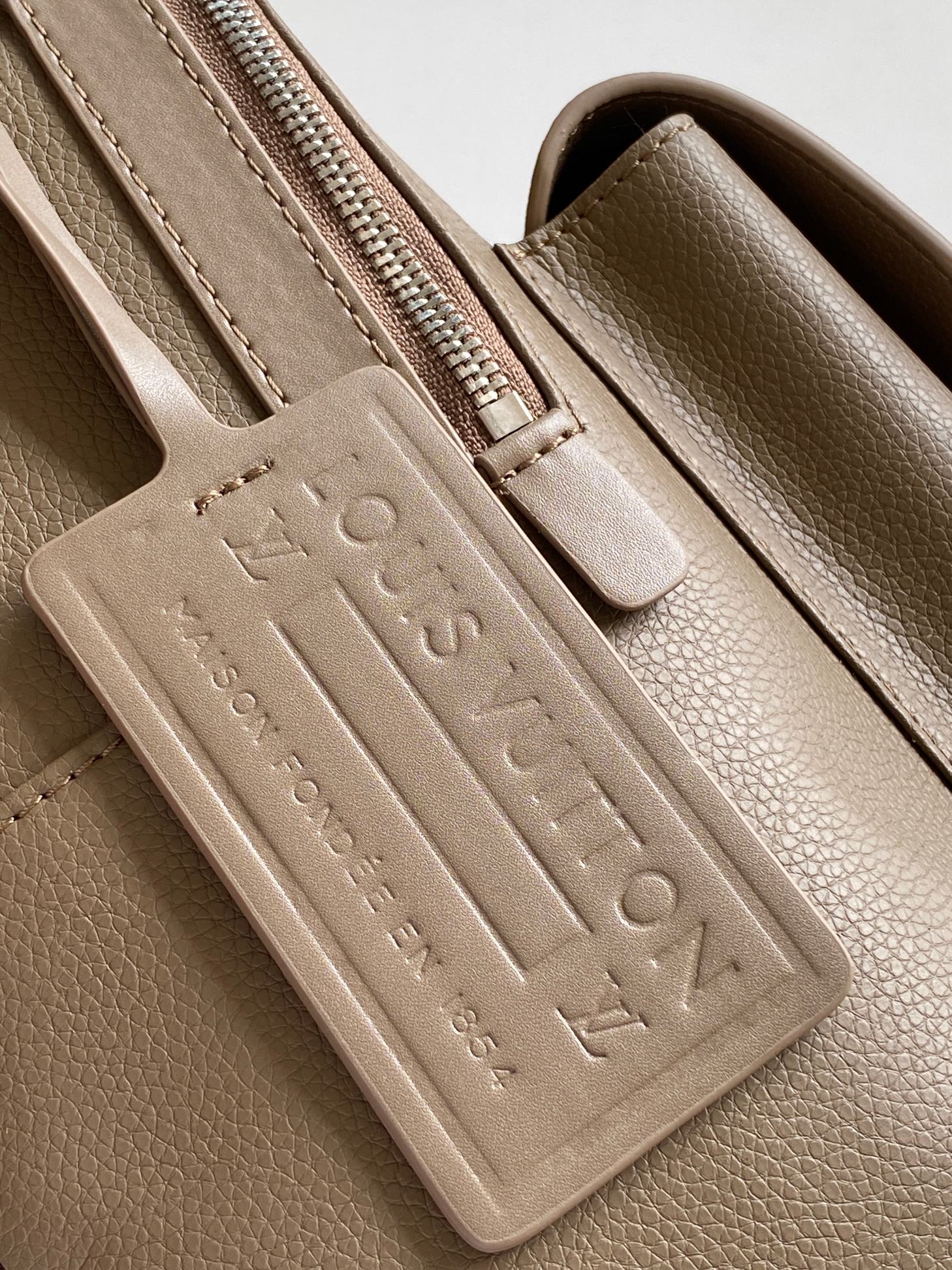 LV 高仿灰褐色雙肩包 百搭簡約實用款式｜歐美奢侈品精品推薦