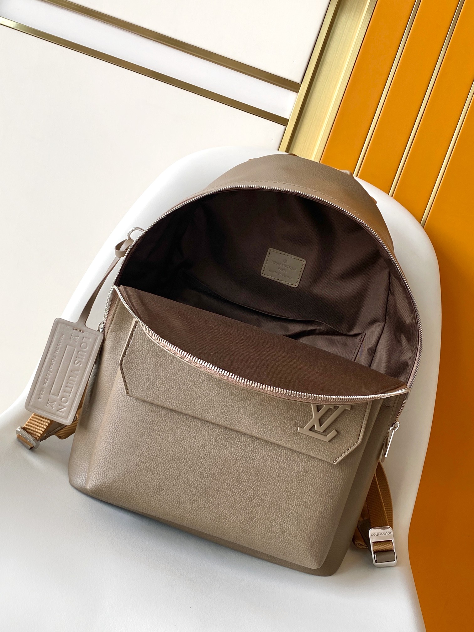 LV 高仿灰褐色雙肩包 百搭簡約實用款式｜歐美奢侈品精品推薦