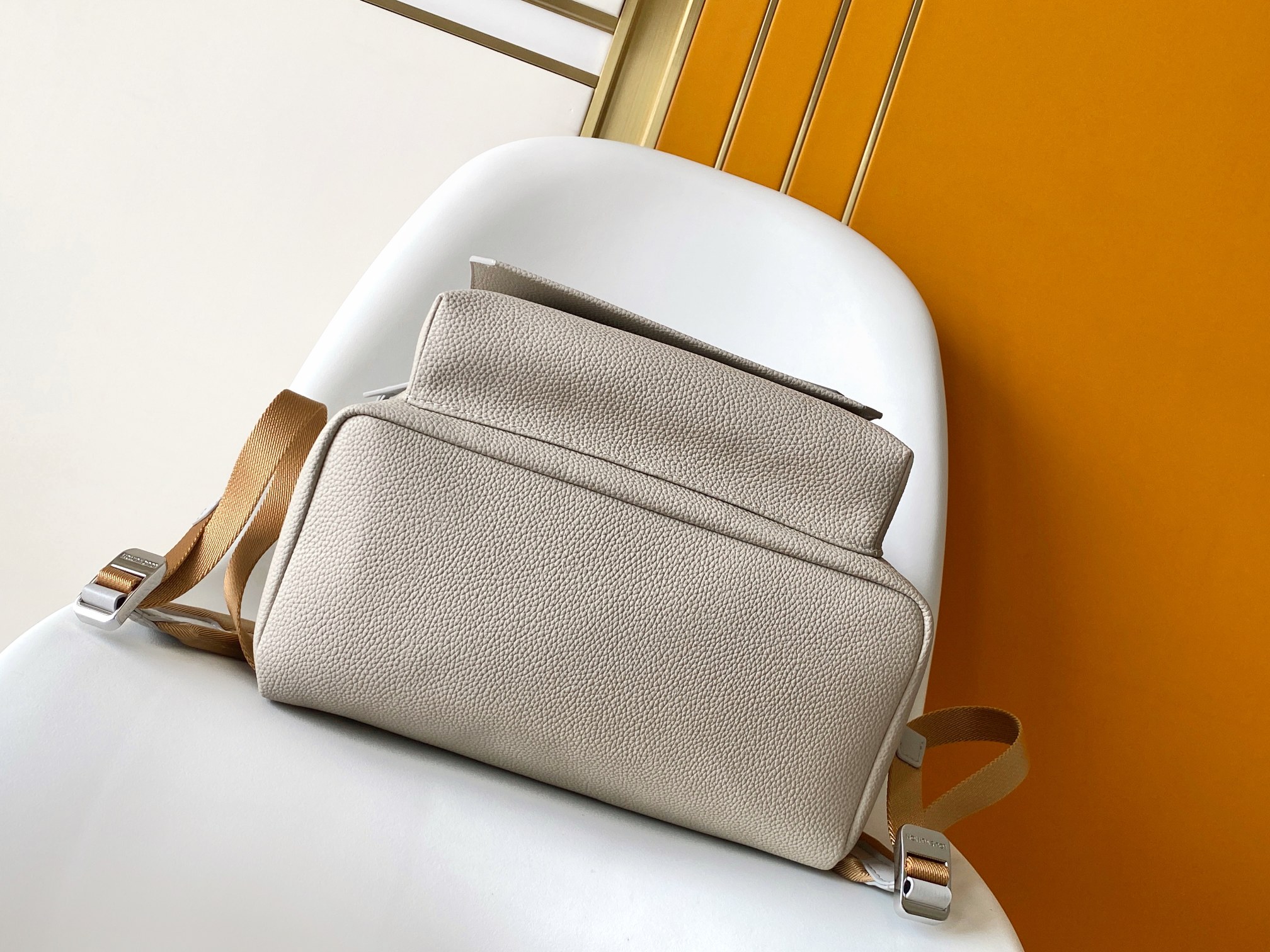 LV 高仿淺米色雙肩包 簡約百搭大容量設計｜歐美奢侈品精品推薦