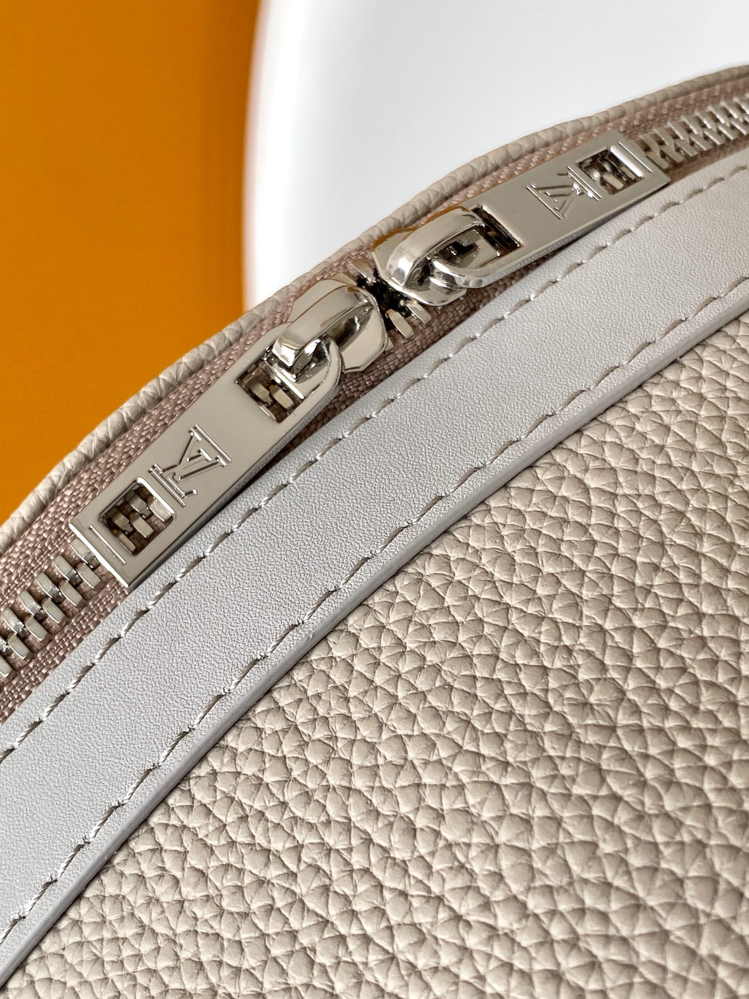 LV 高仿淺米色雙肩包 簡約百搭大容量設計｜歐美奢侈品精品推薦