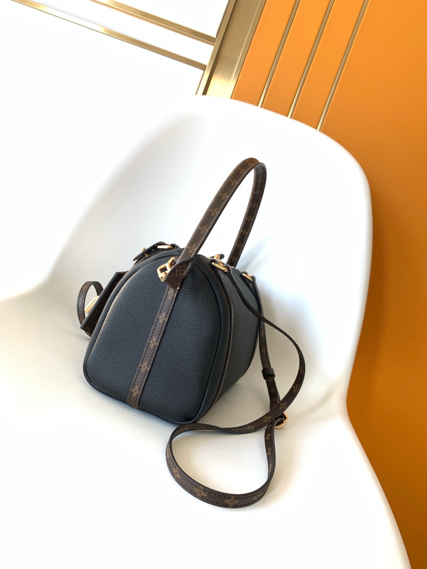 LV 一比一黑色單肩包 Monogram細節鎖扣設計｜歐美奢侈品精品推薦