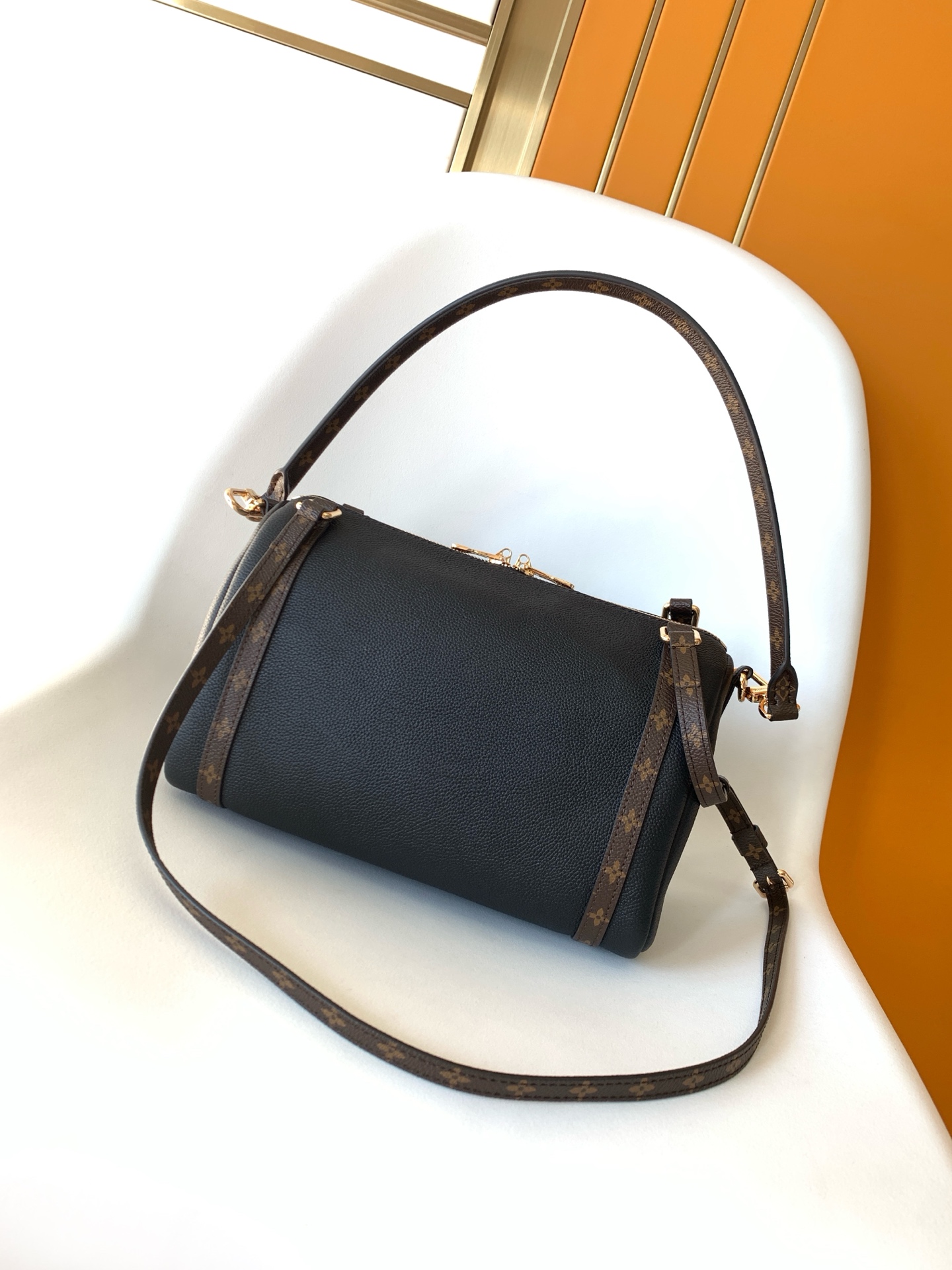 LV 一比一黑色單肩包 Monogram細節鎖扣設計｜歐美奢侈品精品推薦