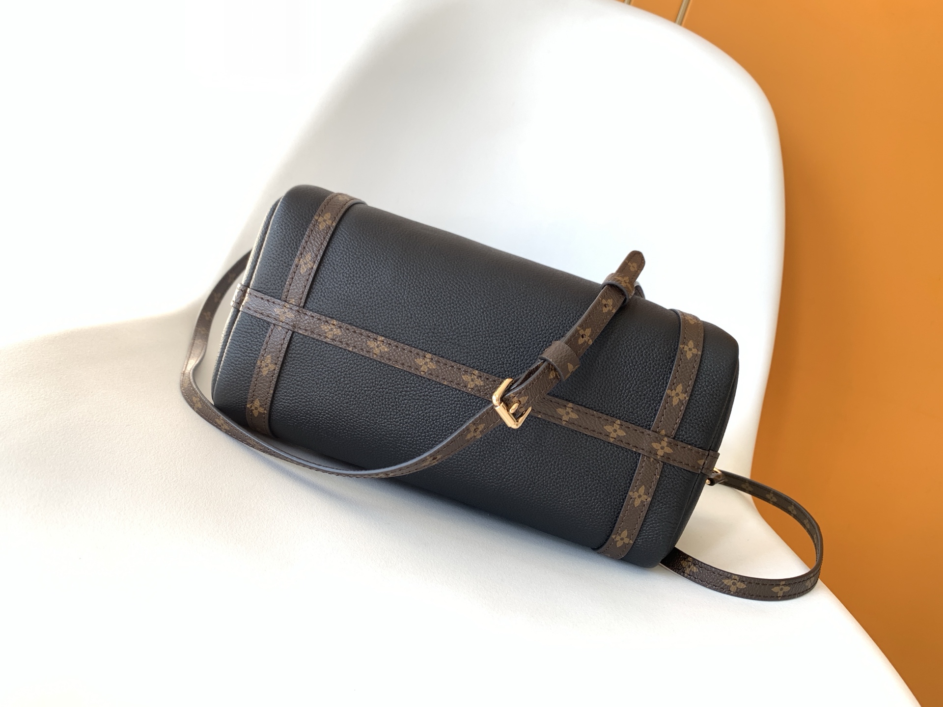 LV 一比一黑色單肩包 Monogram細節鎖扣設計｜歐美奢侈品精品推薦