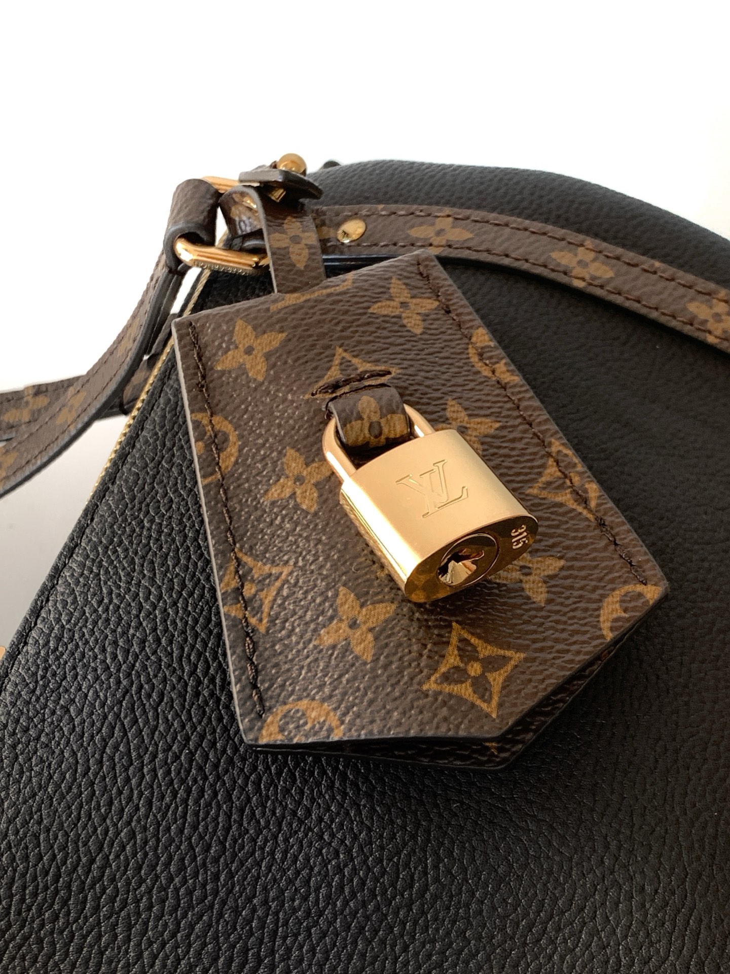 LV 一比一黑色單肩包 Monogram細節鎖扣設計｜歐美奢侈品精品推薦