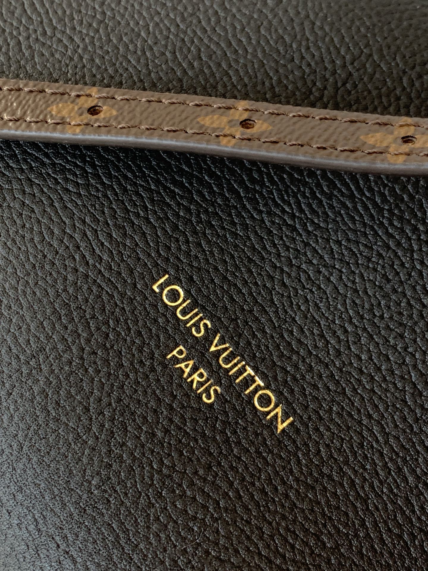LV 一比一黑色單肩包 Monogram細節鎖扣設計｜歐美奢侈品精品推薦