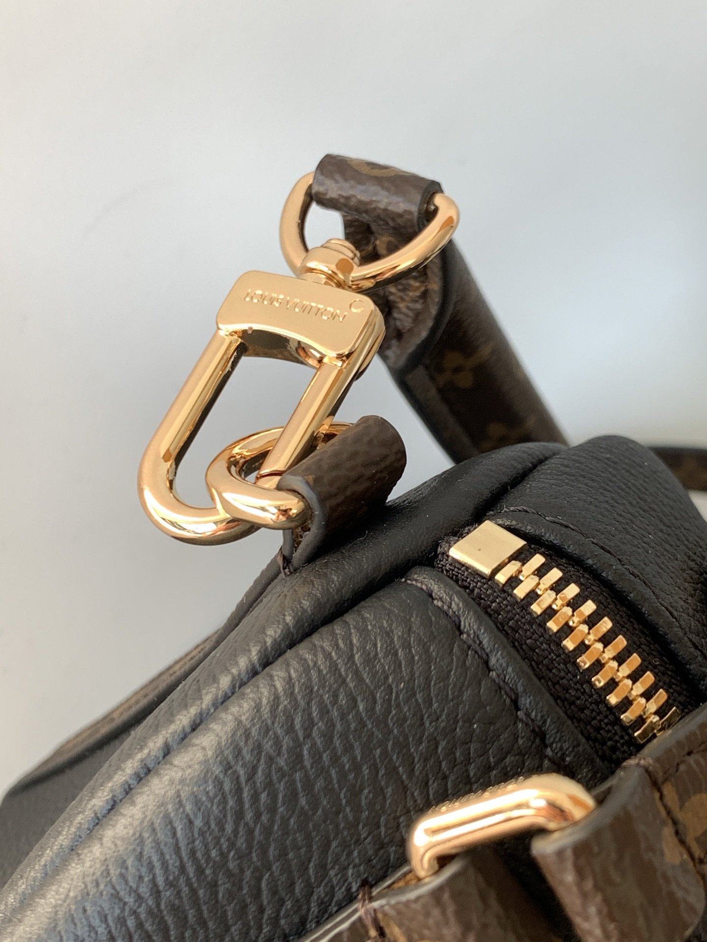 LV 一比一黑色單肩包 Monogram細節鎖扣設計｜歐美奢侈品精品推薦