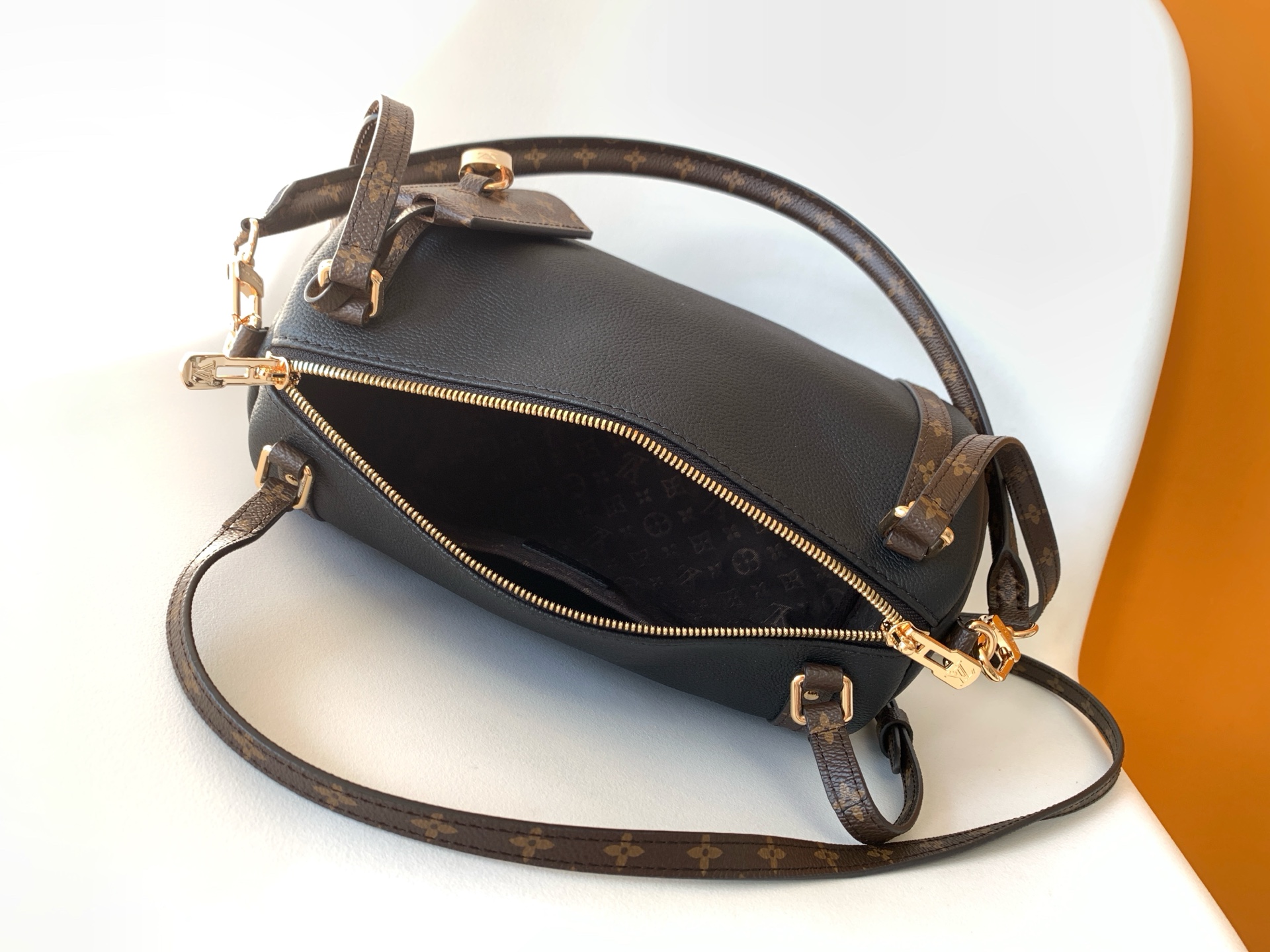 LV 一比一黑色單肩包 Monogram細節鎖扣設計｜歐美奢侈品精品推薦