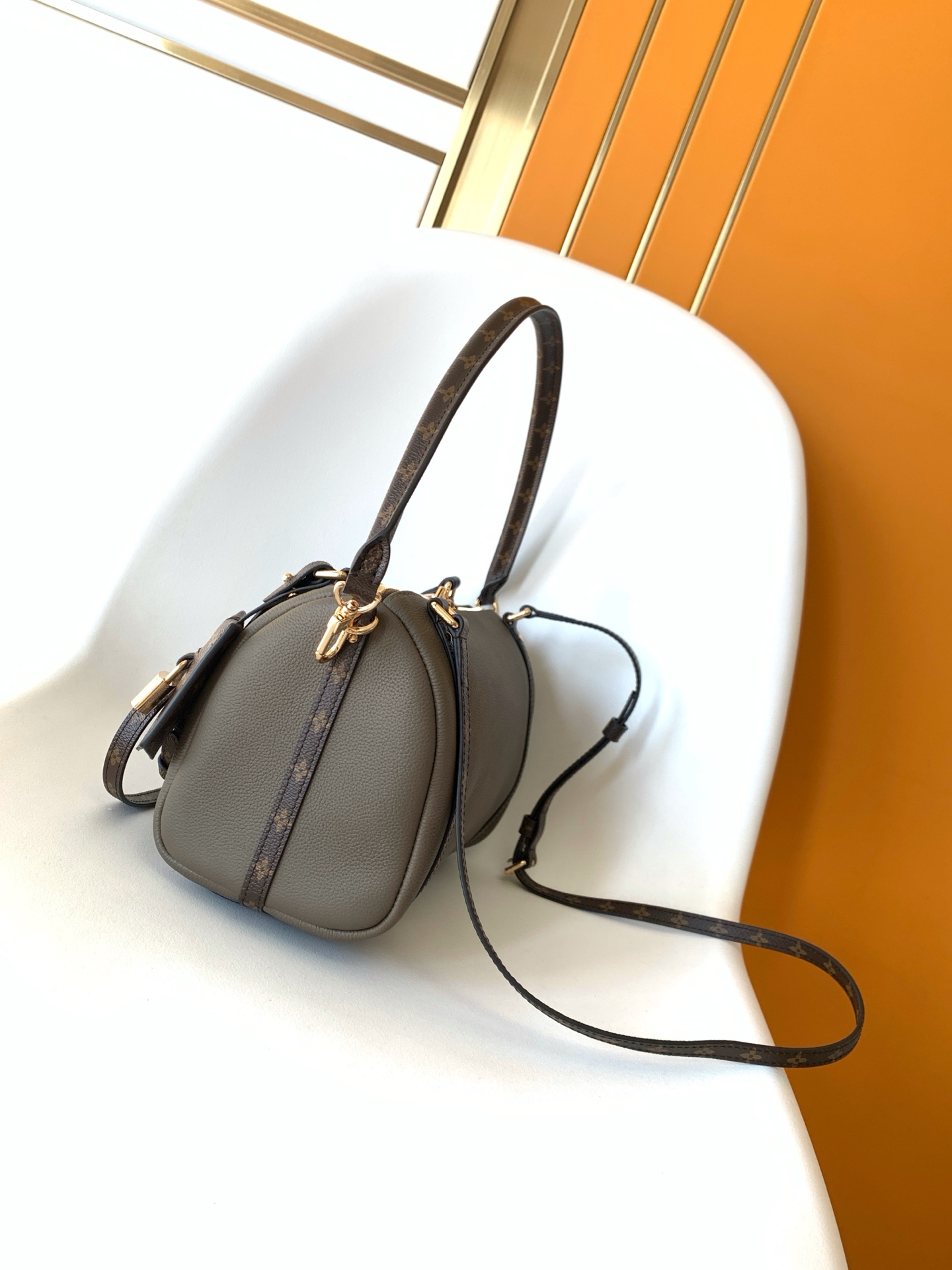 LV 精品仿製灰色單肩包 Monogram拼接鎖扣設計｜歐美奢侈品精品推薦