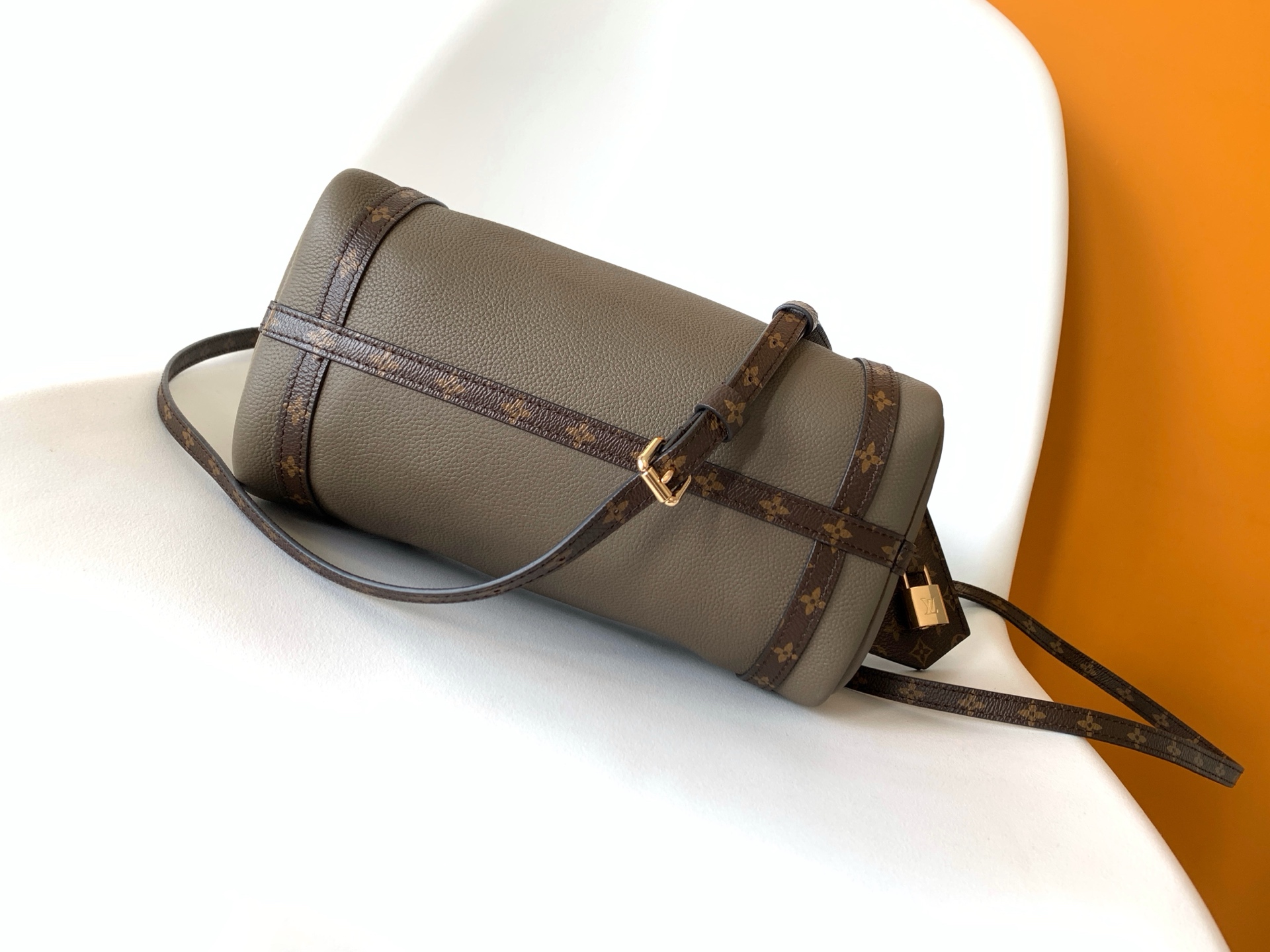LV 精品仿製灰色單肩包 Monogram拼接鎖扣設計｜歐美奢侈品精品推薦