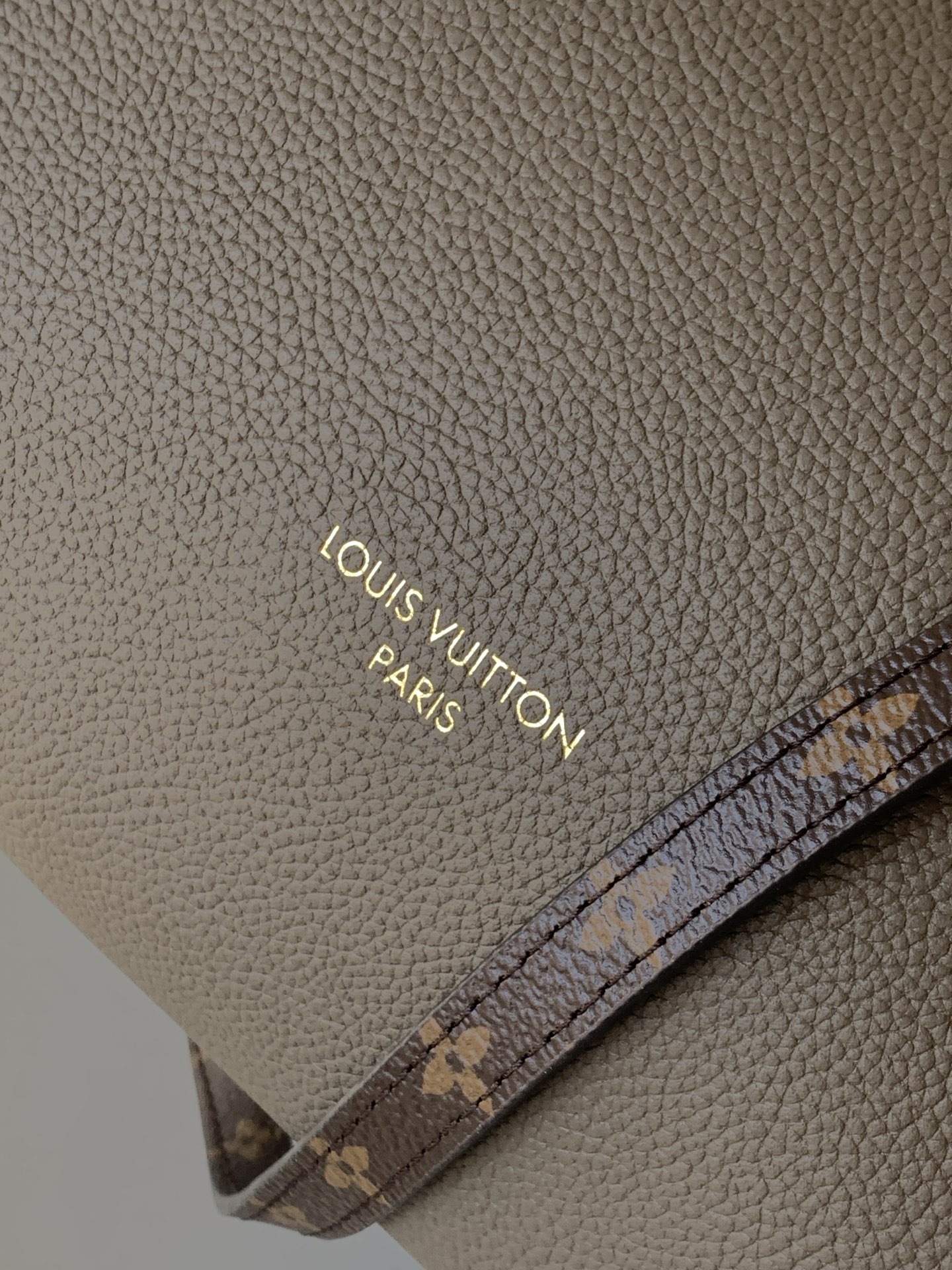 LV 精品仿製灰色單肩包 Monogram拼接鎖扣設計｜歐美奢侈品精品推薦