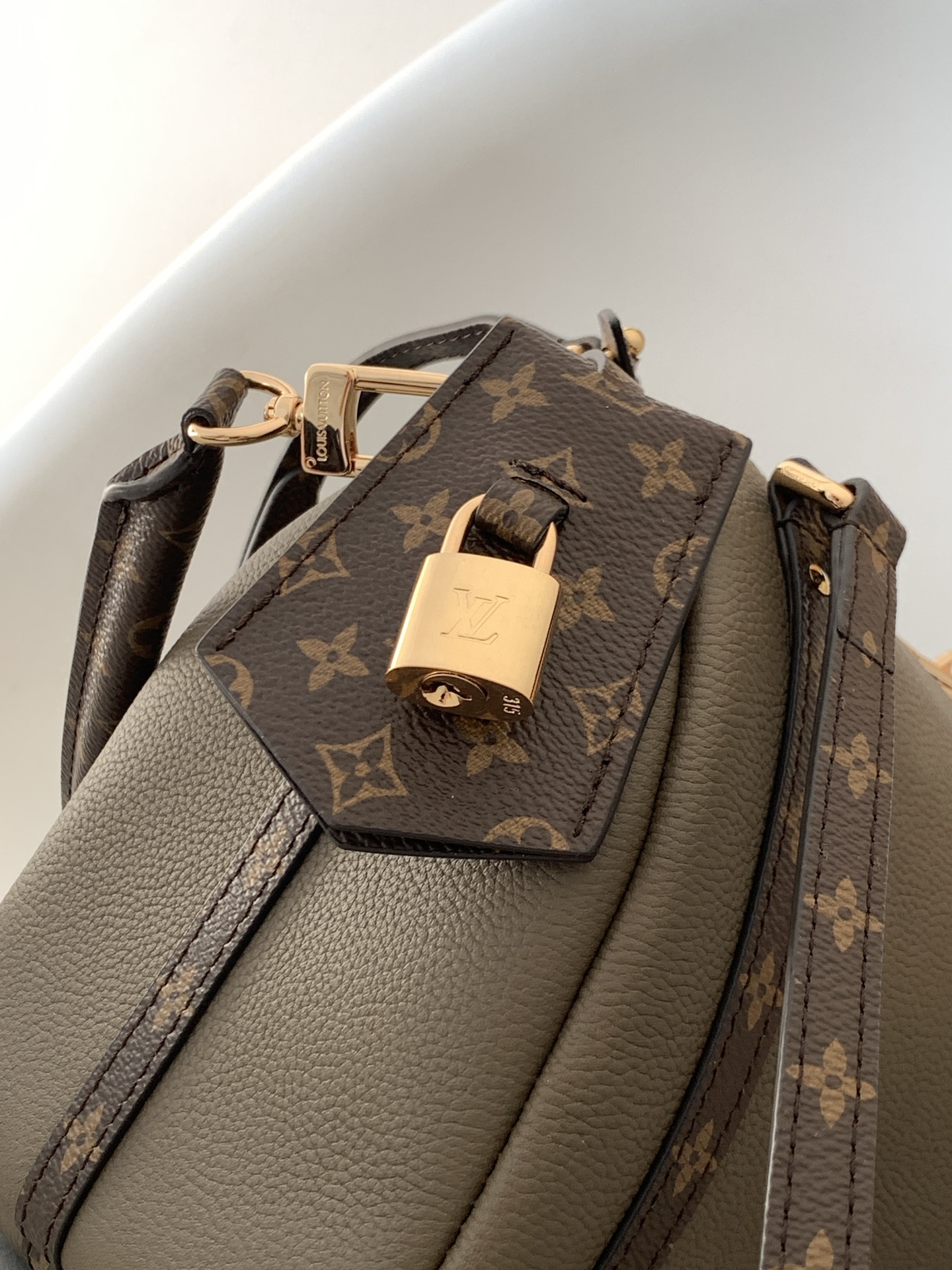 LV 精品仿製灰色單肩包 Monogram拼接鎖扣設計｜歐美奢侈品精品推薦