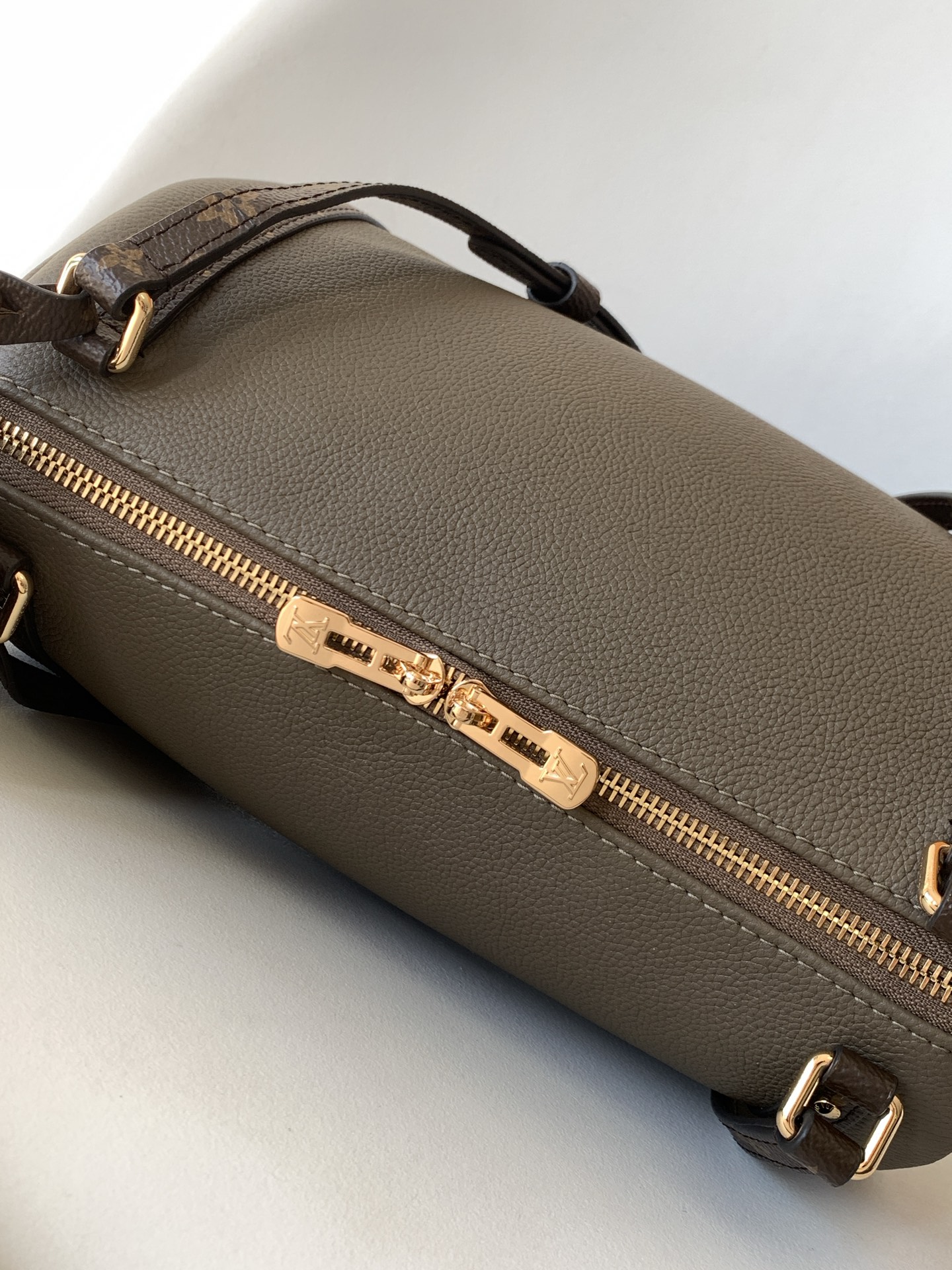 LV 精品仿製灰色單肩包 Monogram拼接鎖扣設計｜歐美奢侈品精品推薦