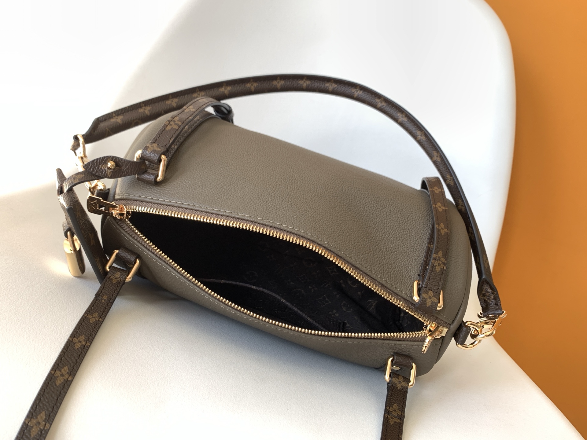 LV 精品仿製灰色單肩包 Monogram拼接鎖扣設計｜歐美奢侈品精品推薦