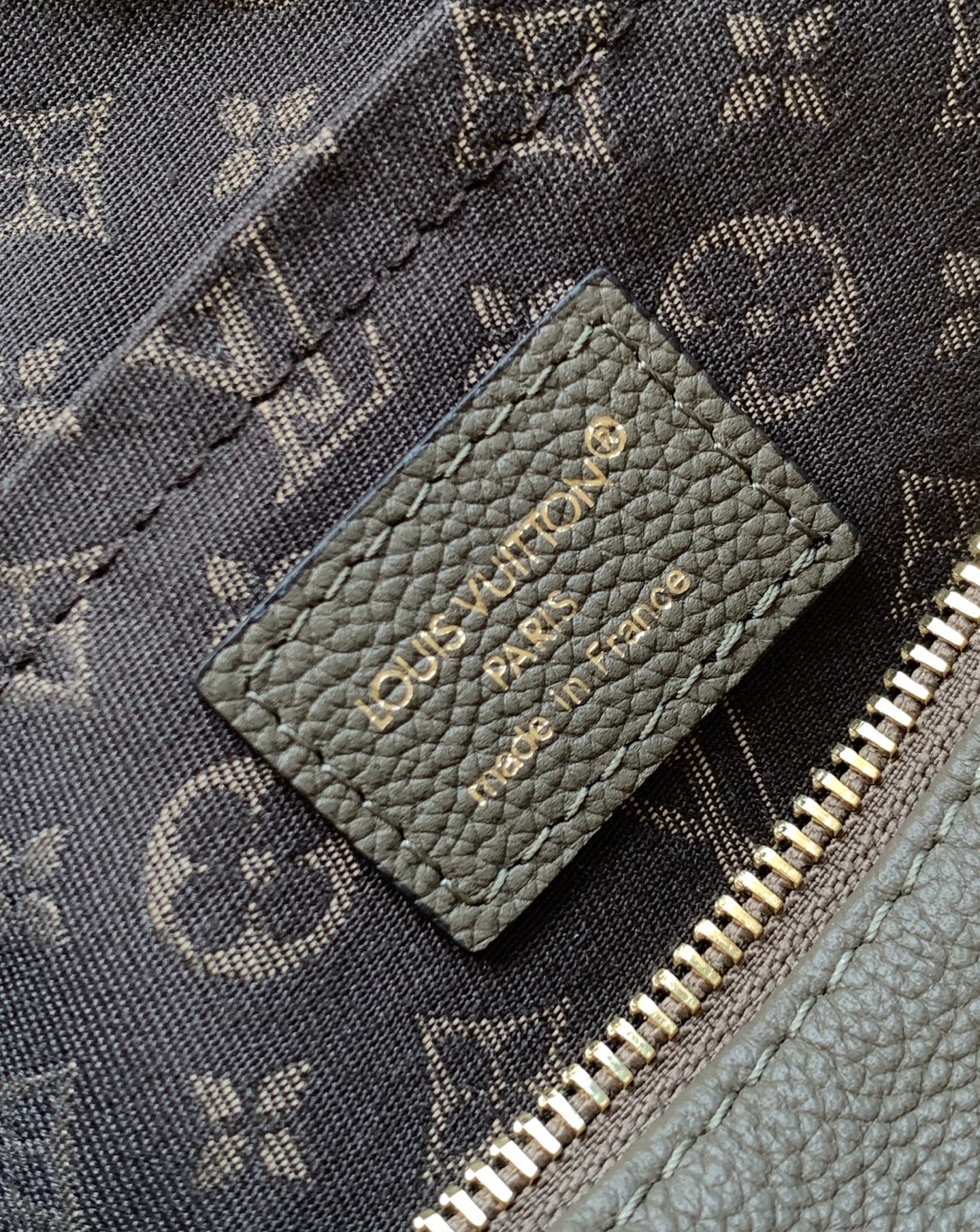 LV 精品仿製灰色單肩包 Monogram拼接鎖扣設計｜歐美奢侈品精品推薦