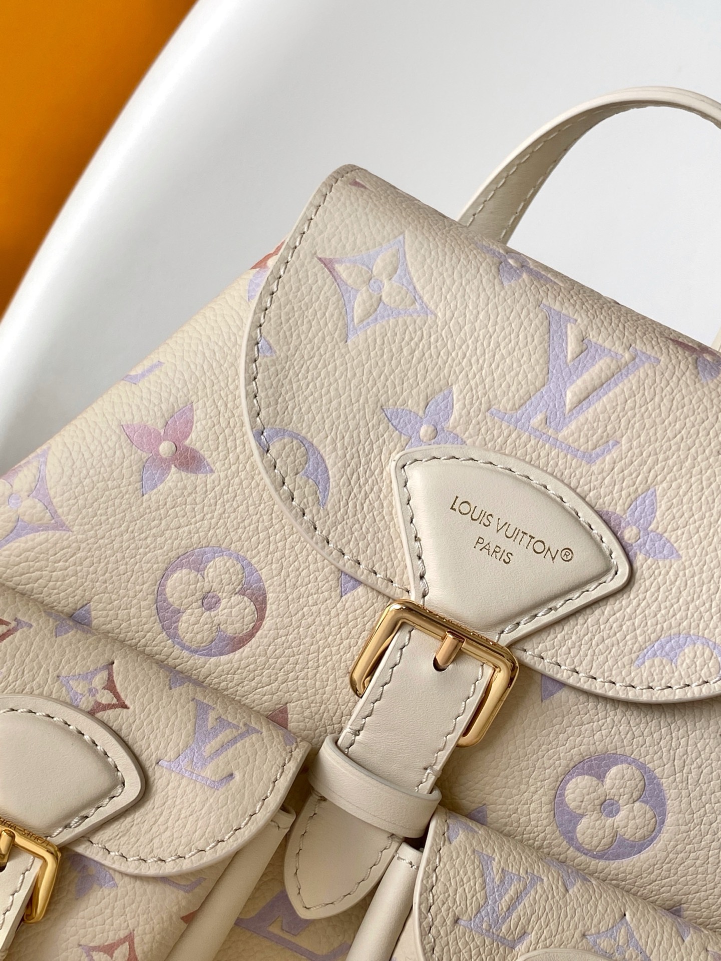 LV 高仿 Montsouris 背包 白色彩Monogram 雙前袋設計｜歐美奢侈品精品推薦