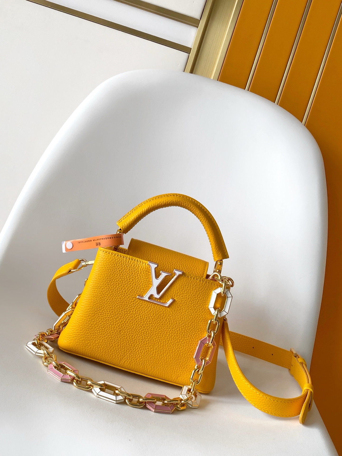 LV 一比一 Capucines 迷你包 亮黃粒面皮 搭配彩色鏈條|超A仿原單精品圖片 6 LV 一比一 Capucines 迷你包 亮黃粒面皮 搭配彩色鏈條|歐美奢侈品精品推薦