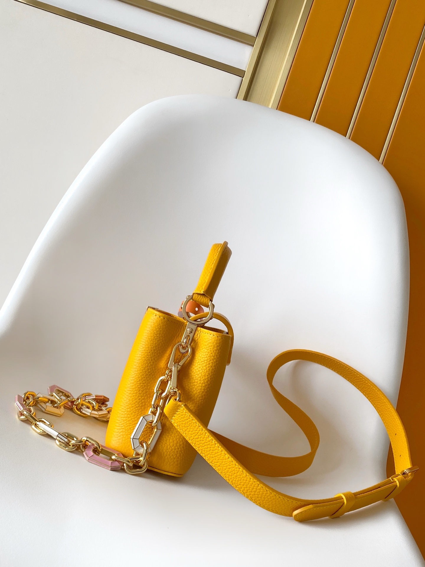 LV 一比一 Capucines 迷你包 亮黃粒面皮 搭配彩色鏈條|超A仿原單精品圖片 14 LV 一比一 Capucines 迷你包 亮黃粒面皮 搭配彩色鏈條|歐美奢侈品精品推薦