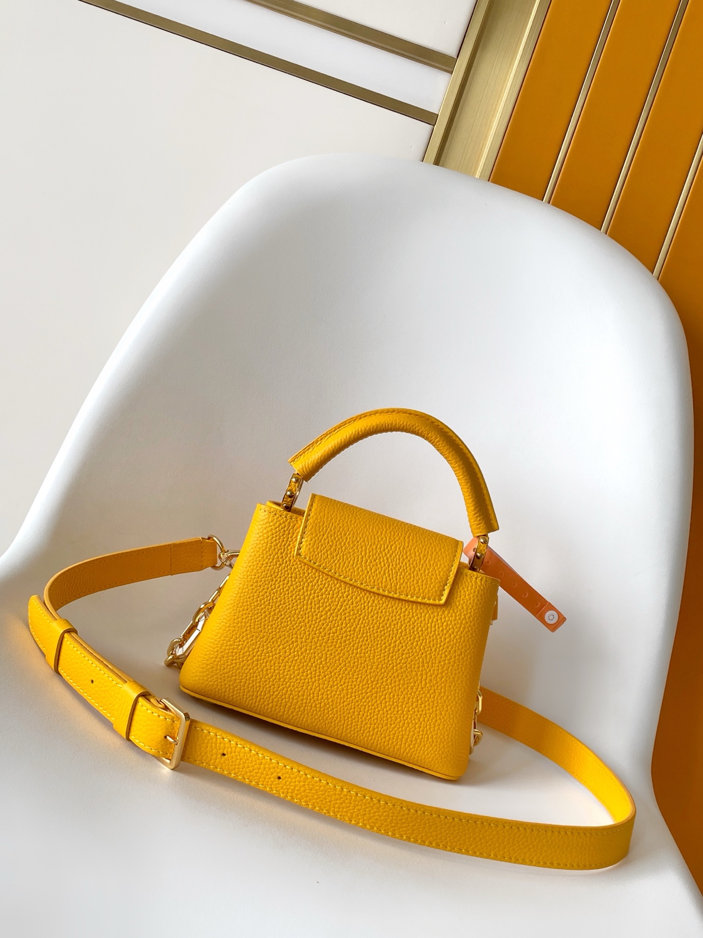 LV 一比一 Capucines 迷你包 亮黃粒面皮 搭配彩色鏈條|超A仿原單精品圖片 13 LV 一比一 Capucines 迷你包 亮黃粒面皮 搭配彩色鏈條|歐美奢侈品精品推薦