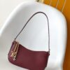 LV 高仿 馬鞍形單肩腋下包 酒紅色 搭配金屬吊飾|超A仿原單精品圖片 3 LV 高仿 馬鞍形單肩腋下包 酒紅色 搭配金屬吊飾|歐美奢侈品精品推薦