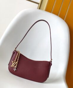 LV 高仿 馬鞍形單肩腋下包 酒紅色 搭配金屬吊飾
