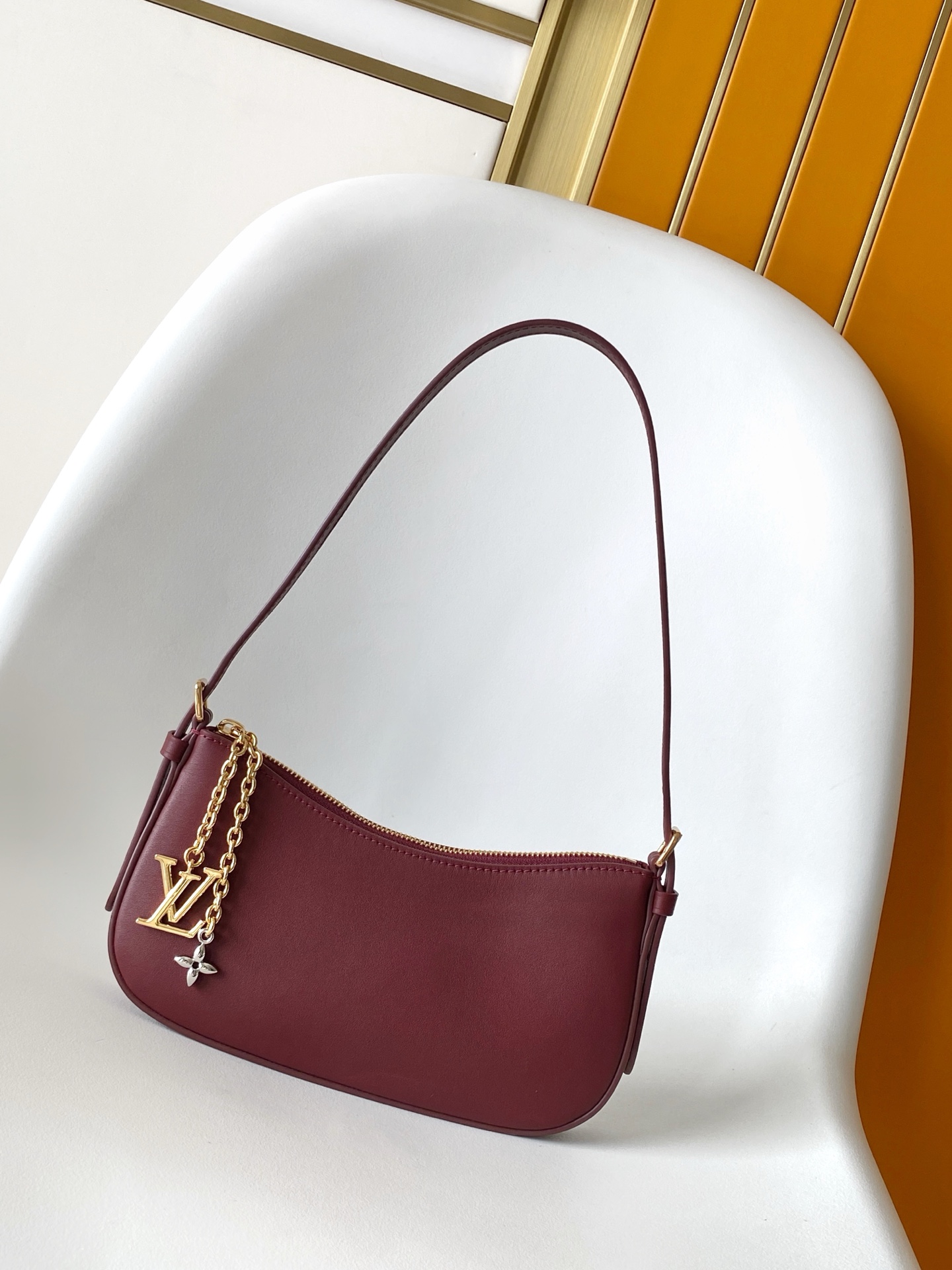 LV 高仿 馬鞍形單肩腋下包 酒紅色 搭配金屬吊飾|超A仿原單精品圖片 6 LV 高仿 馬鞍形單肩腋下包 酒紅色 搭配金屬吊飾|歐美奢侈品精品推薦