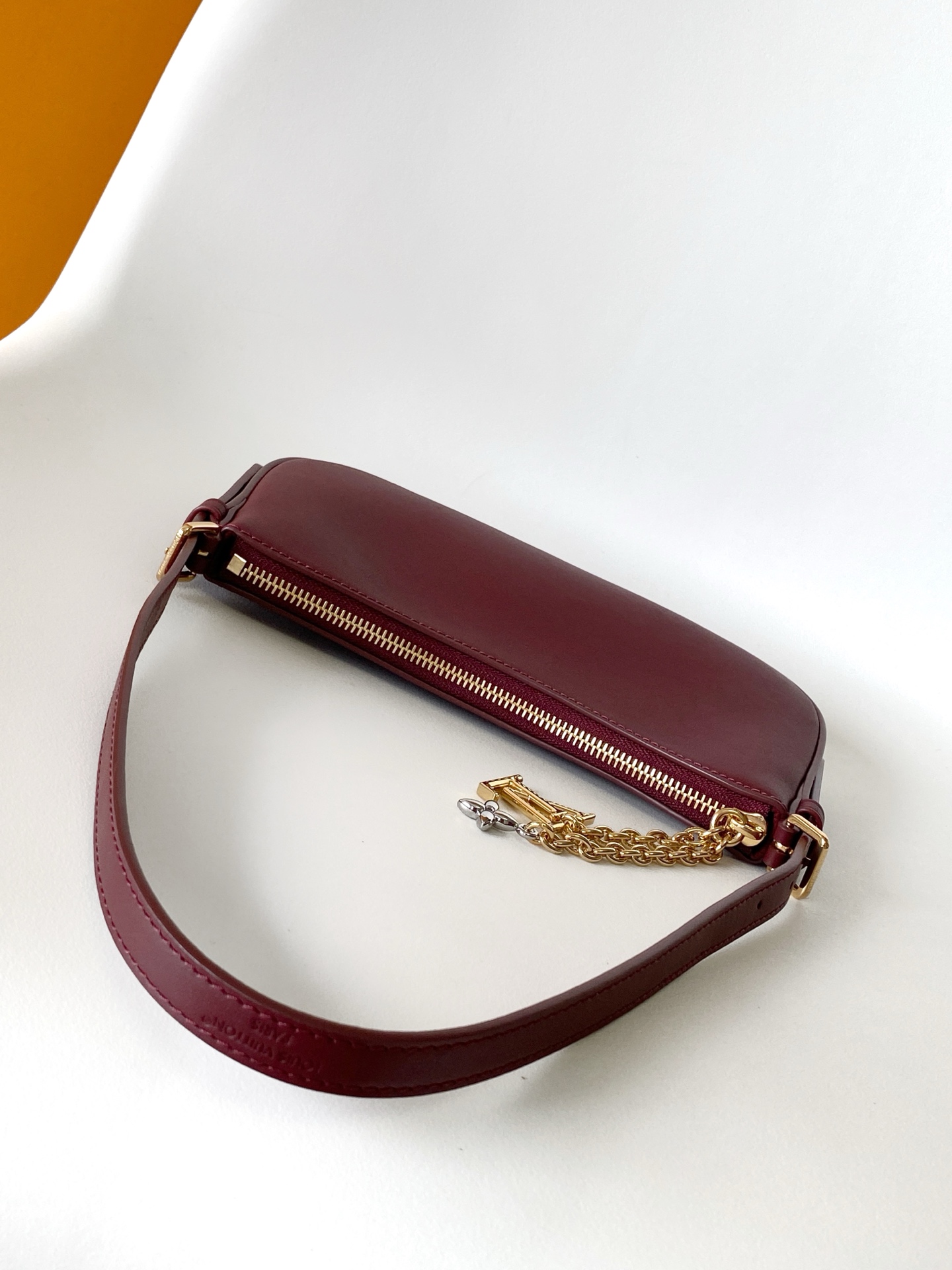 LV 高仿 馬鞍形單肩腋下包 酒紅色 搭配金屬吊飾|超A仿原單精品圖片 12 LV 高仿 馬鞍形單肩腋下包 酒紅色 搭配金屬吊飾|歐美奢侈品精品推薦