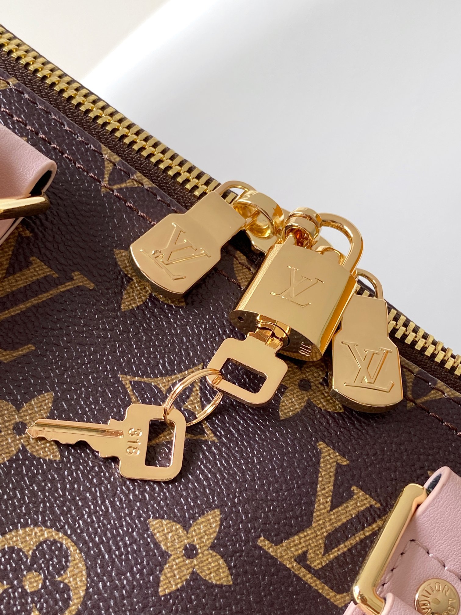 LV 高仿 Monogram 綠粉拼色 Keepall 波士頓旅行袋|超A仿原單精品圖片 10 LV 高仿 Monogram 綠粉拼色 Keepall 波士頓旅行袋|歐美奢侈品精品推薦