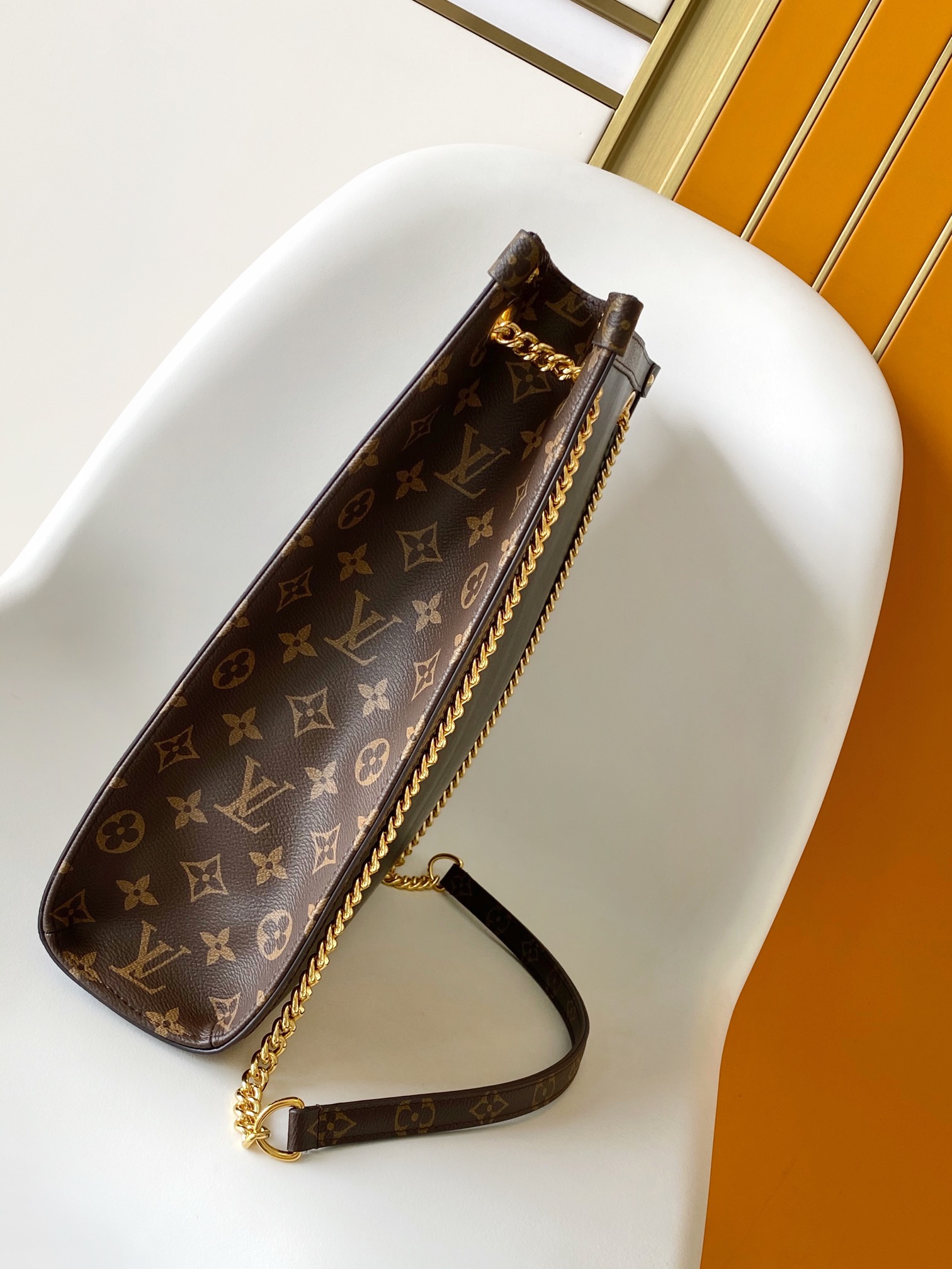LV 高仿 OnTheGo 黑金鍊條托特包 Monogram 拼接大容量|超A仿原單精品圖片 14 LV 高仿 OnTheGo 黑金鍊條托特包 Monogram 拼接大容量|歐美奢侈品精品推薦