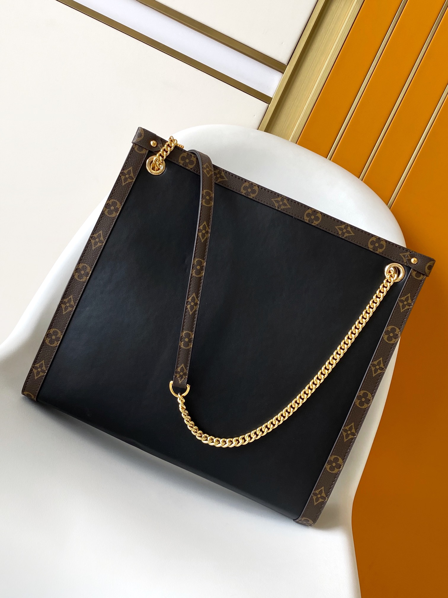 LV 高仿 OnTheGo 黑金鍊條托特包 Monogram 拼接大容量|超A仿原單精品圖片 13 LV 高仿 OnTheGo 黑金鍊條托特包 Monogram 拼接大容量|歐美奢侈品精品推薦