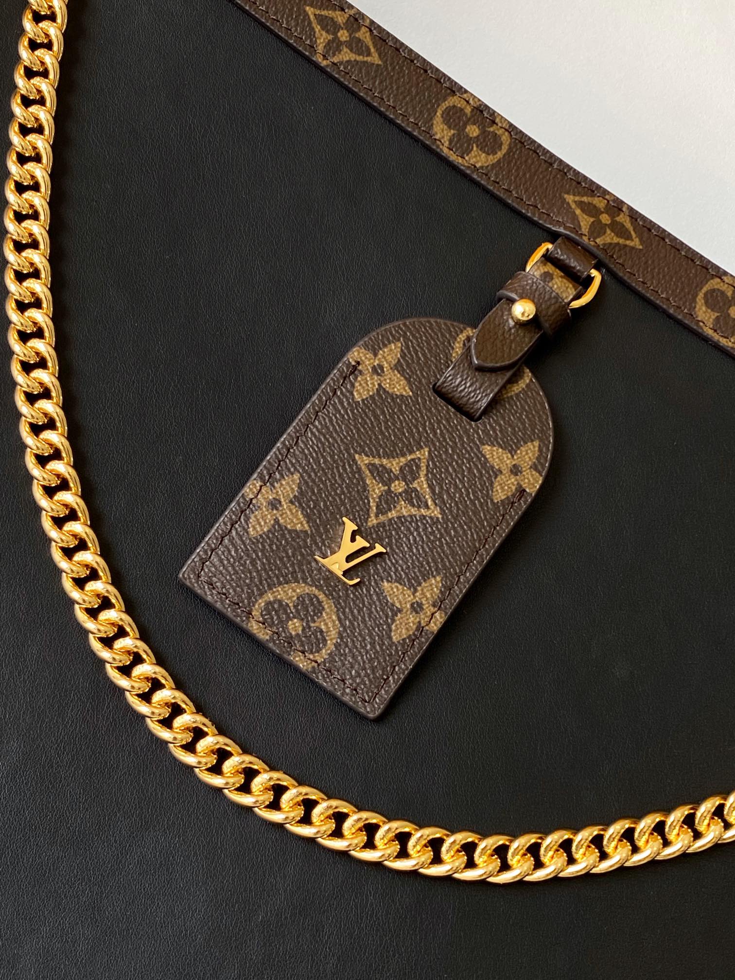 LV 高仿 OnTheGo 黑金鍊條托特包 Monogram 拼接大容量|超A仿原單精品圖片 11 LV 高仿 OnTheGo 黑金鍊條托特包 Monogram 拼接大容量|歐美奢侈品精品推薦