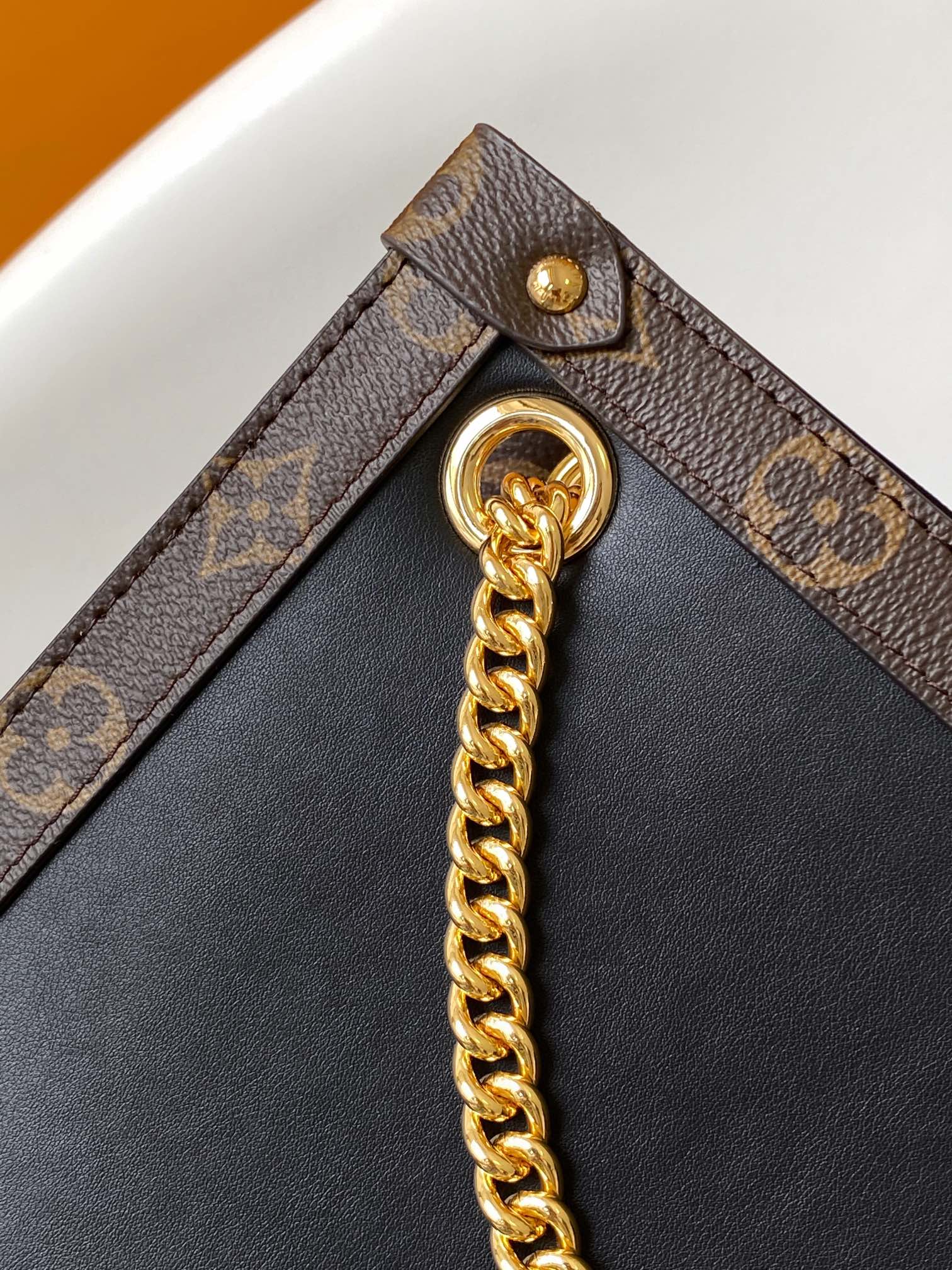 LV 高仿 OnTheGo 黑金鍊條托特包 Monogram 拼接大容量|超A仿原單精品圖片 10 LV 高仿 OnTheGo 黑金鍊條托特包 Monogram 拼接大容量|歐美奢侈品精品推薦
