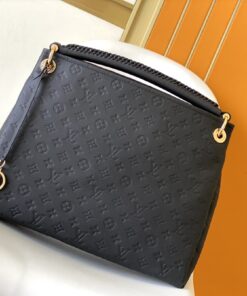 LV 一比一黑壓紋皮革肩背包 金屬吊飾點綴百搭款