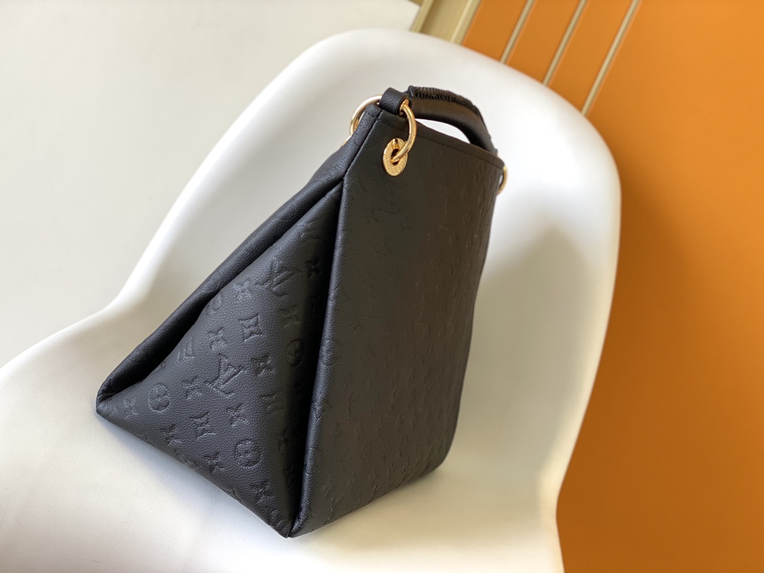 LV 一比一黑壓紋皮革肩背包 金屬吊飾點綴百搭款｜歐美奢侈品精品推薦