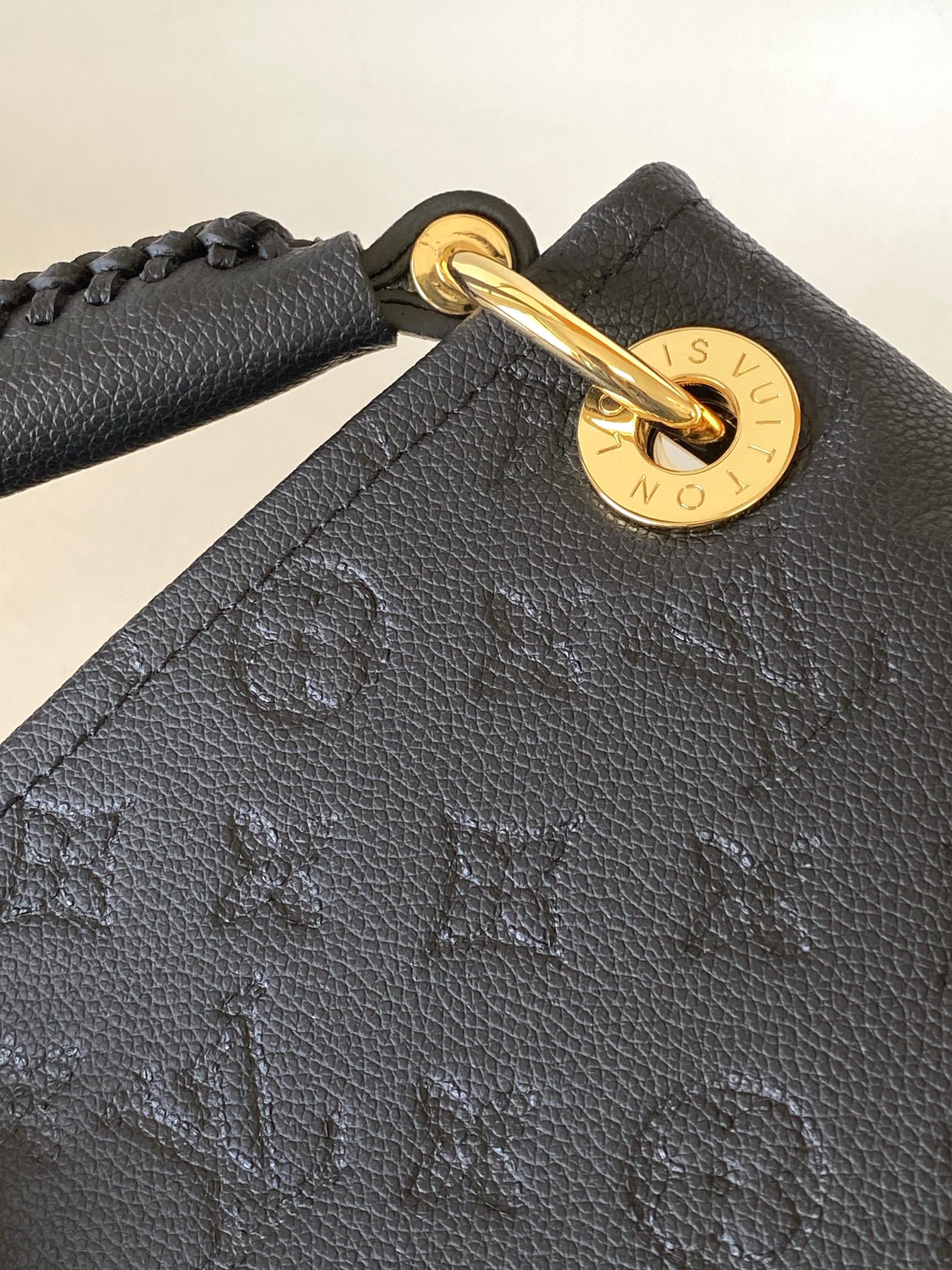 LV 一比一黑壓紋皮革肩背包 金屬吊飾點綴百搭款｜歐美奢侈品精品推薦