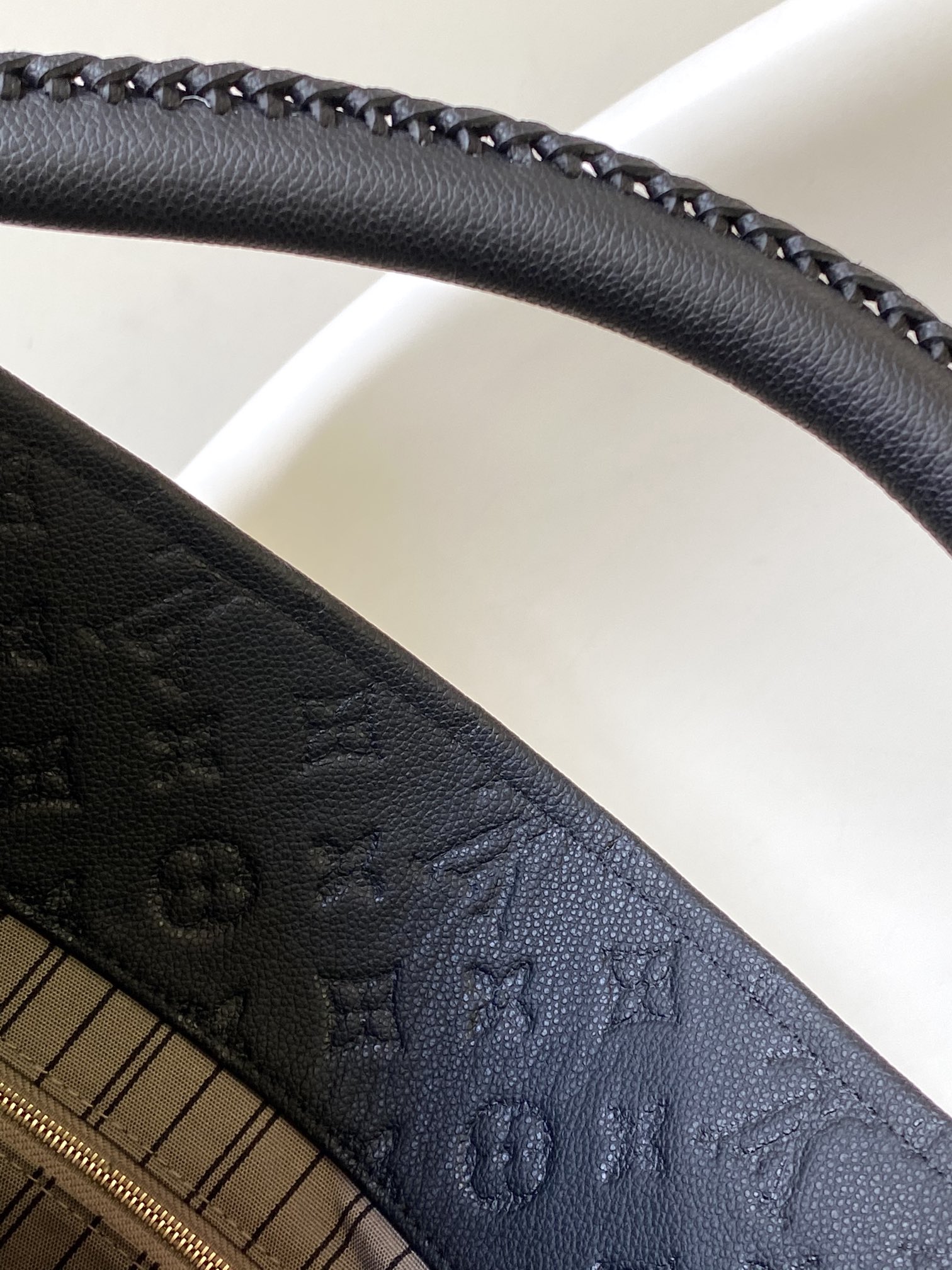 LV 一比一黑壓紋皮革肩背包 金屬吊飾點綴百搭款｜歐美奢侈品精品推薦