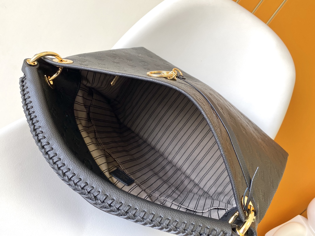 LV 一比一黑壓紋皮革肩背包 金屬吊飾點綴百搭款｜歐美奢侈品精品推薦
