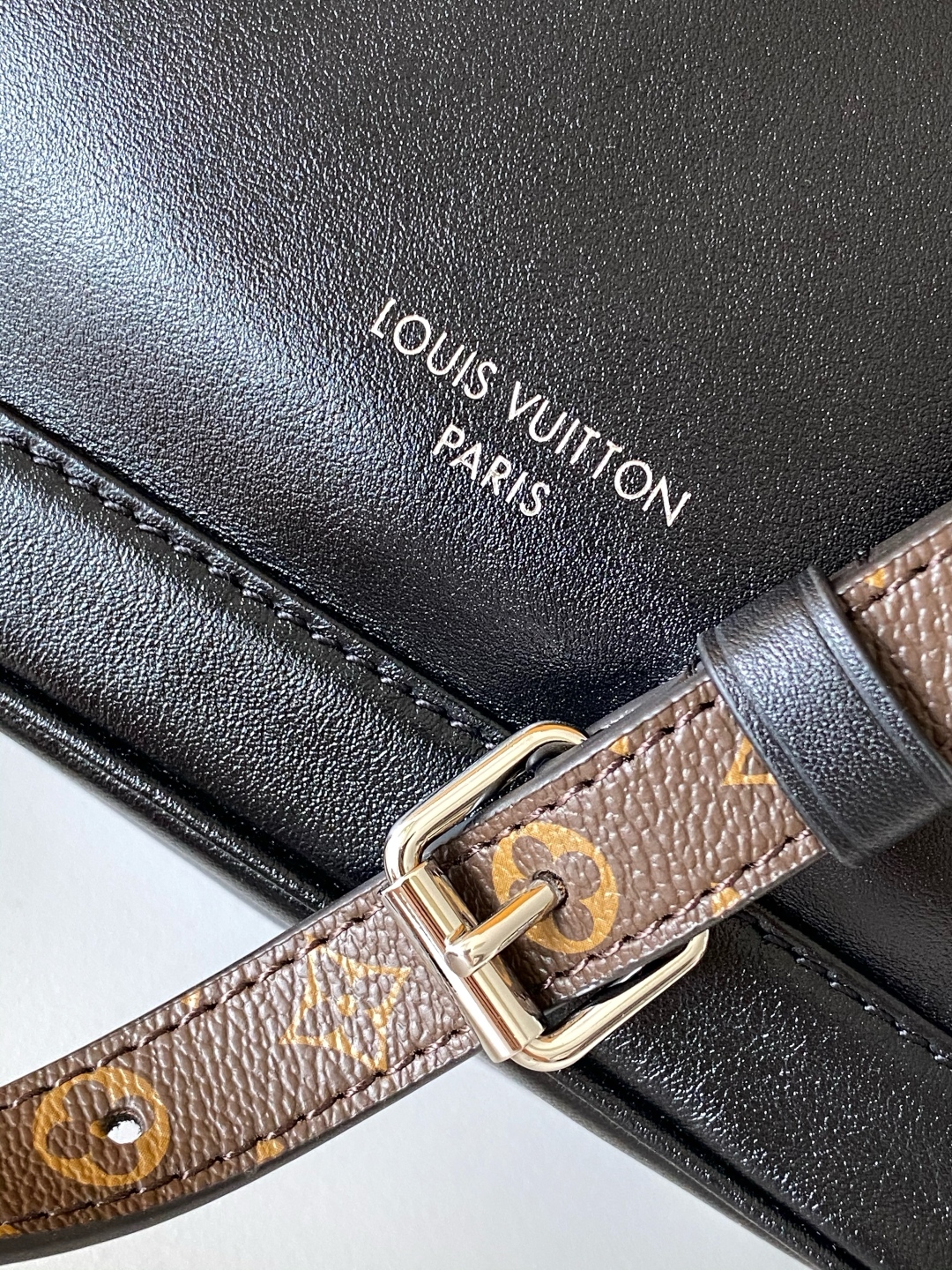 LV 高仿 LockMe 圓桶水桶包 黑銀鏈條款 經典老花肩帶設計｜歐美奢侈品精品推薦