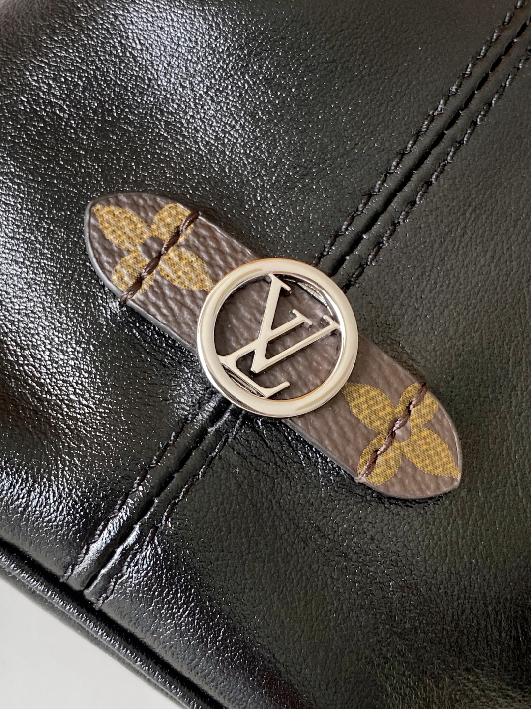 LV 高仿 LockMe 圓桶水桶包 黑銀鏈條款 經典老花肩帶設計｜歐美奢侈品精品推薦