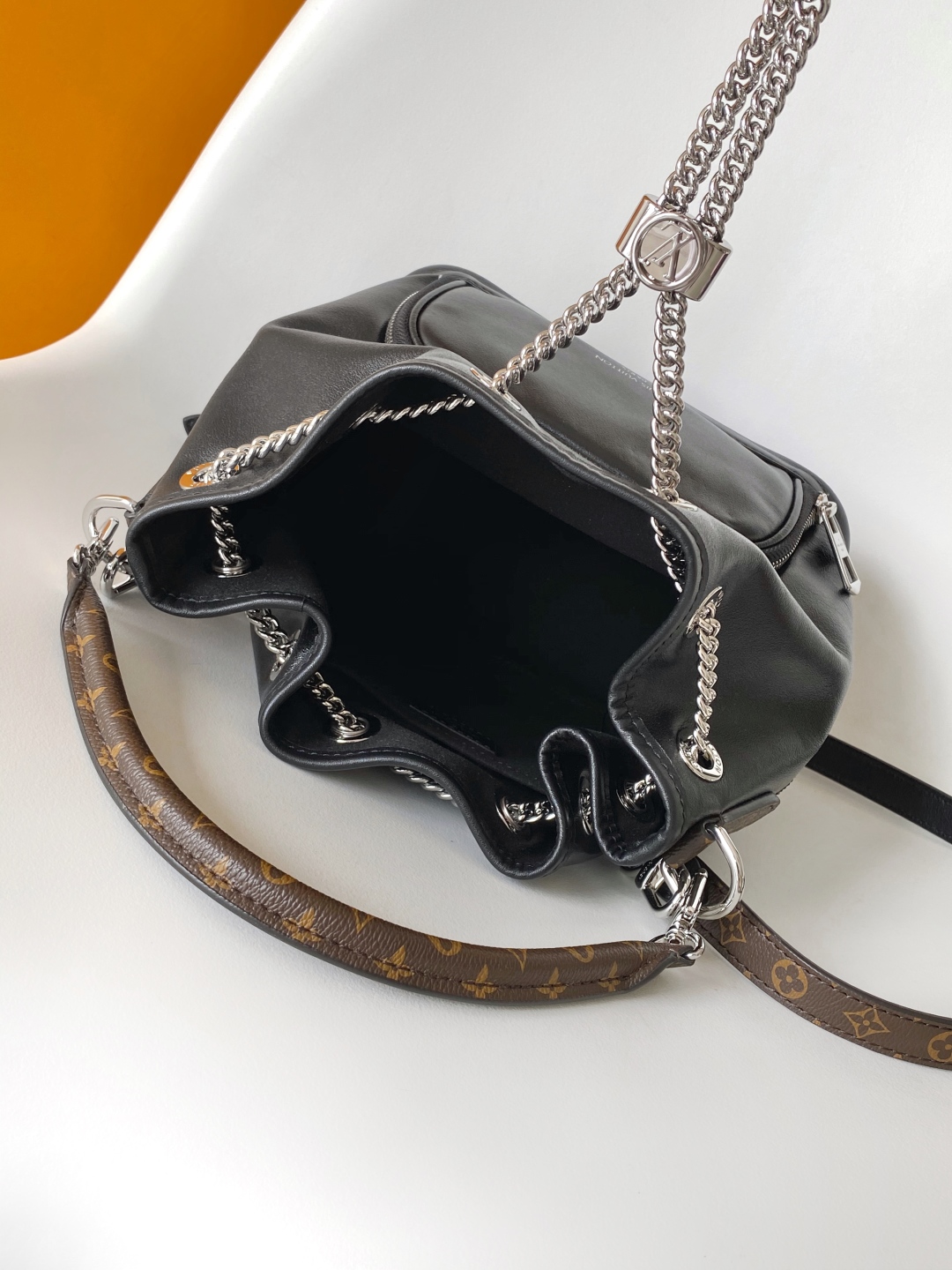 LV 高仿 LockMe 圓桶水桶包 黑銀鏈條款 經典老花肩帶設計｜歐美奢侈品精品推薦