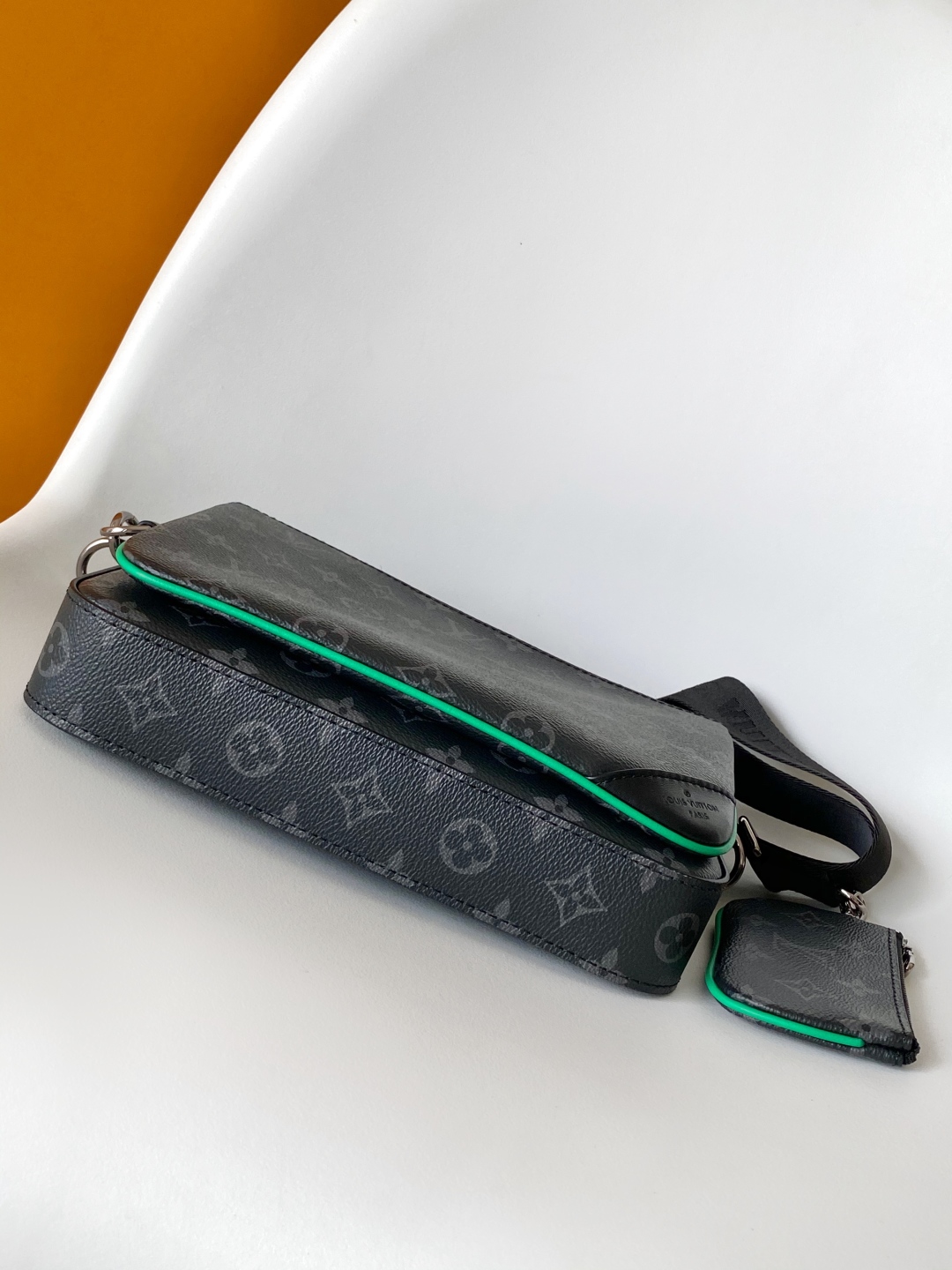 LV一比一斜背郵差包 黑灰Monogram 綠邊設計附卡包 型男潮流款｜歐美奢侈品精品推薦