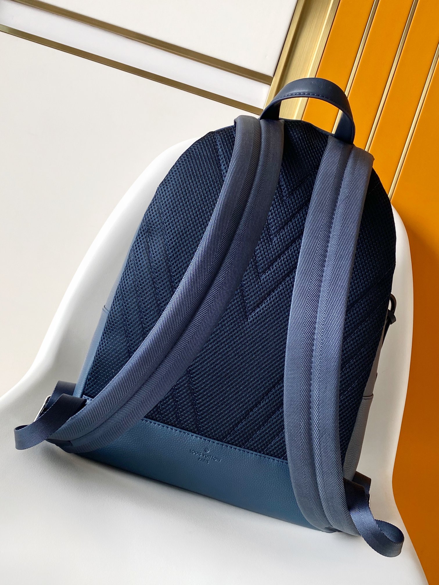 LV一比一牛皮藍色Logo後背包 簡約立體口袋設計 輕盈實用男款｜歐美奢侈品精品推薦