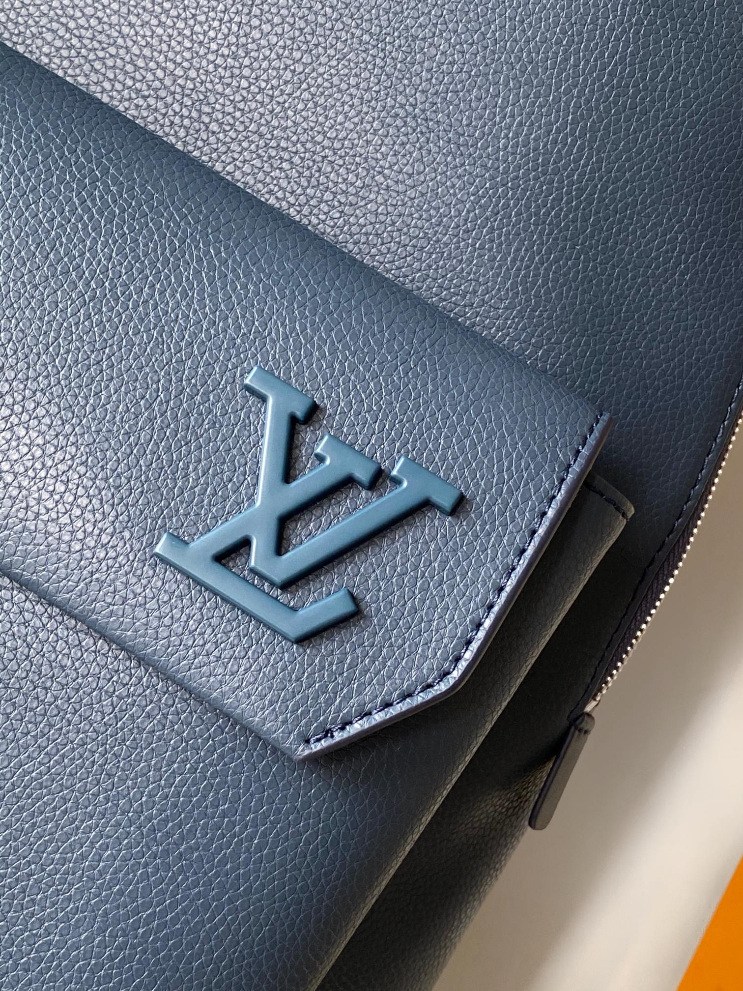 LV一比一牛皮藍色Logo後背包 簡約立體口袋設計 輕盈實用男款｜歐美奢侈品精品推薦