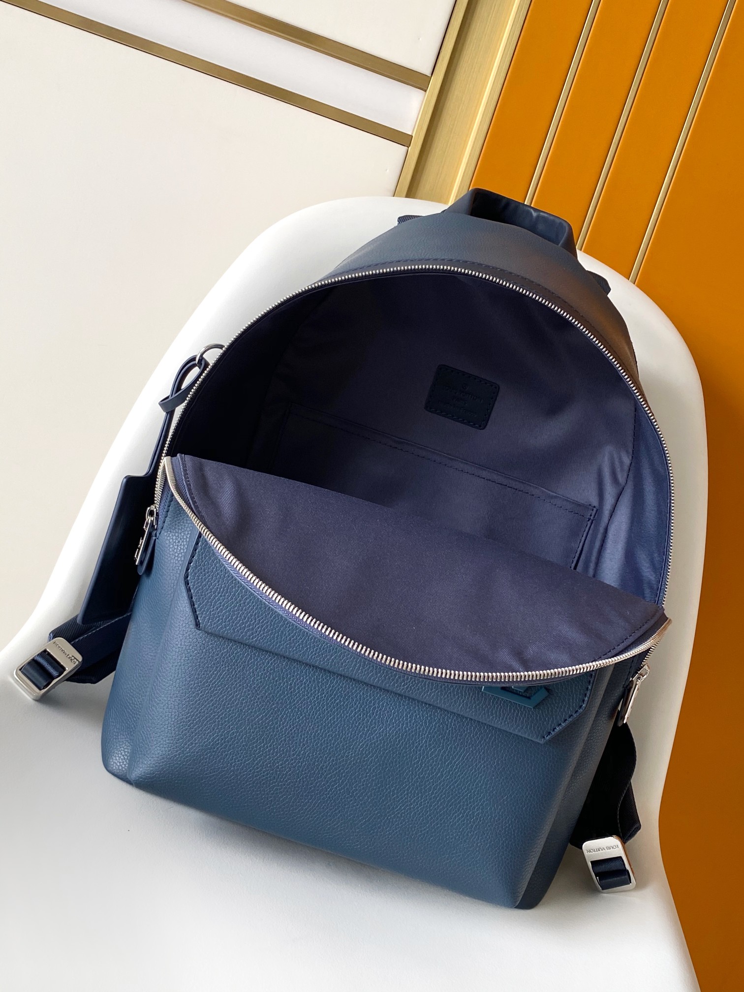 LV一比一牛皮藍色Logo後背包 簡約立體口袋設計 輕盈實用男款｜歐美奢侈品精品推薦
