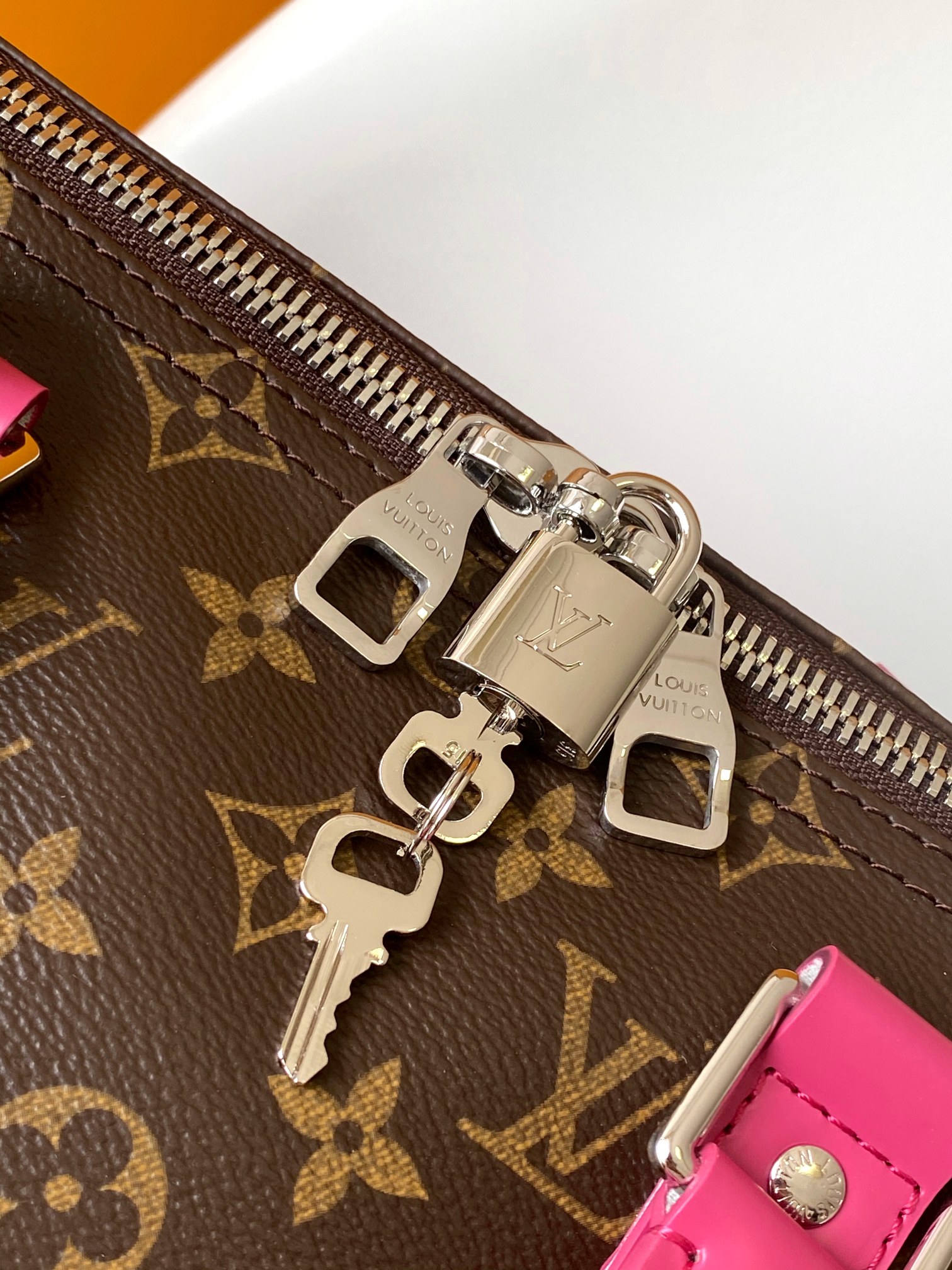 LV高仿Keepall粉色肩背旅行袋 老花帆布撞色設計附掛牌大容量|超A仿原單精品圖片 10 LV高仿Keepall粉色肩背旅行袋 老花帆布撞色設計附掛牌大容量|歐美奢侈品精品推薦