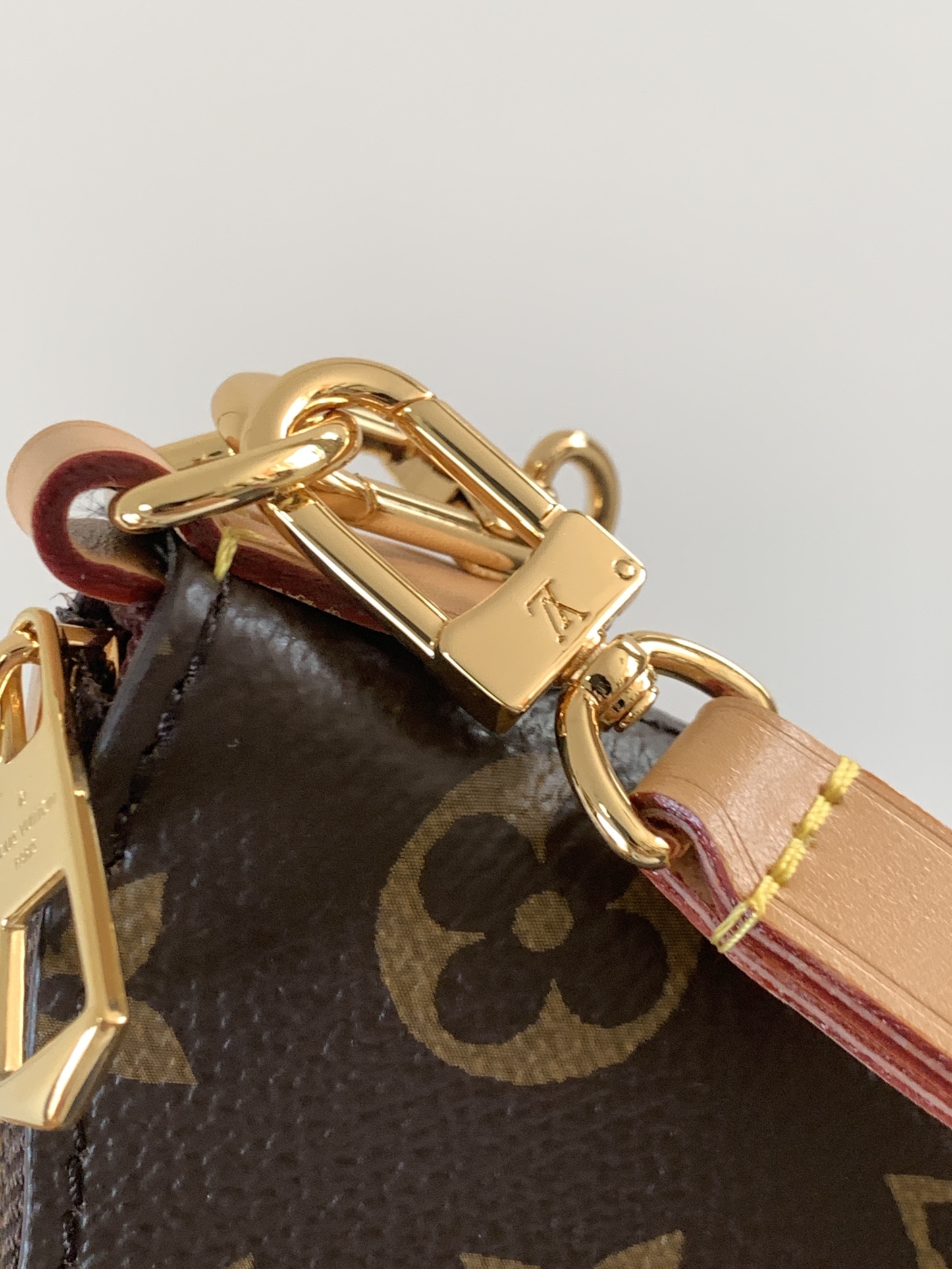 LV高仿Loop金鍊小肩包 Monogram半月造型 輕巧腋下包推薦｜歐美奢侈品精品推薦