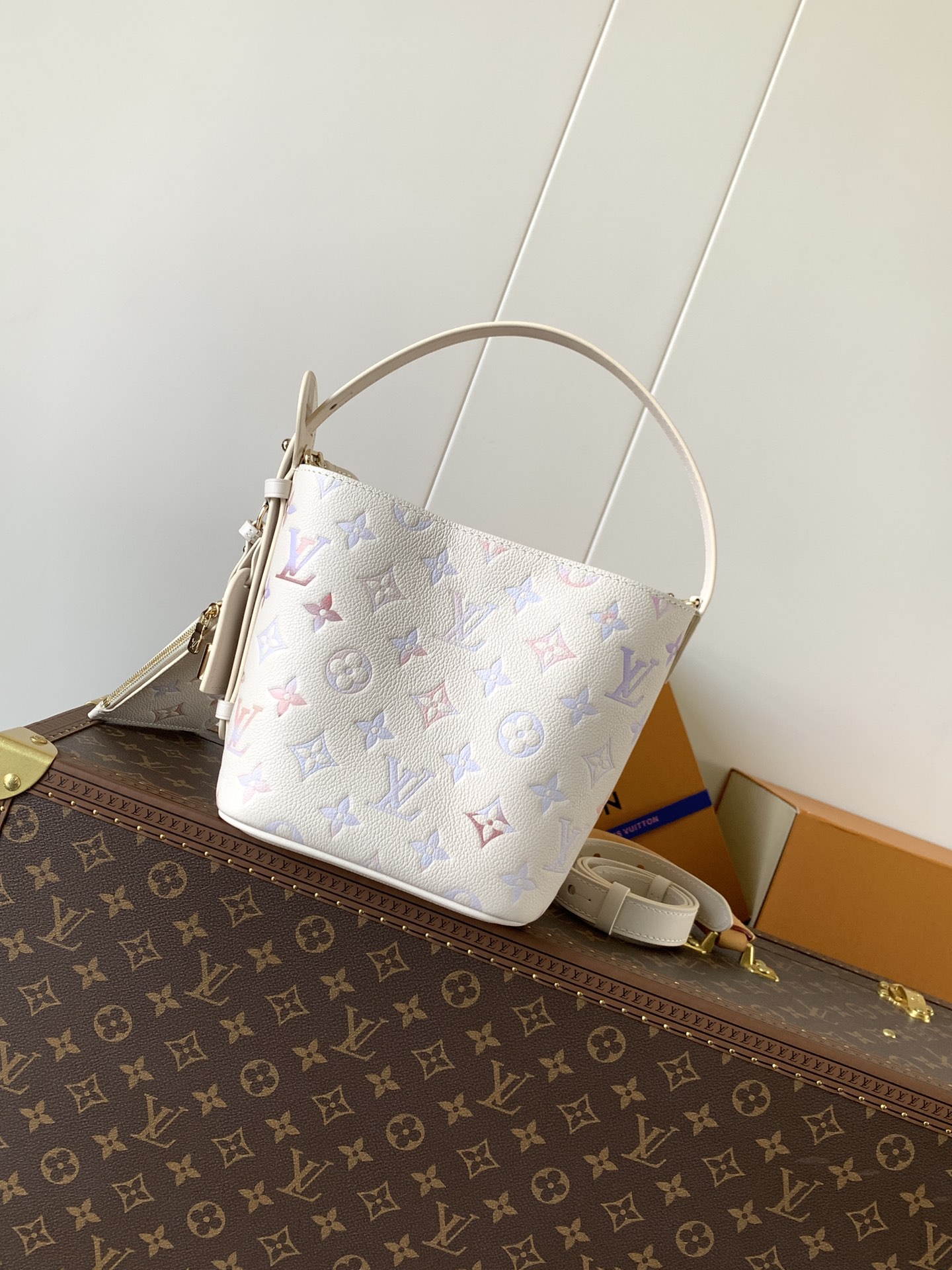 LV高仿白底彩Monogram水桶包 小型手提斜背款 夏日百搭風｜歐美奢侈品精品推薦