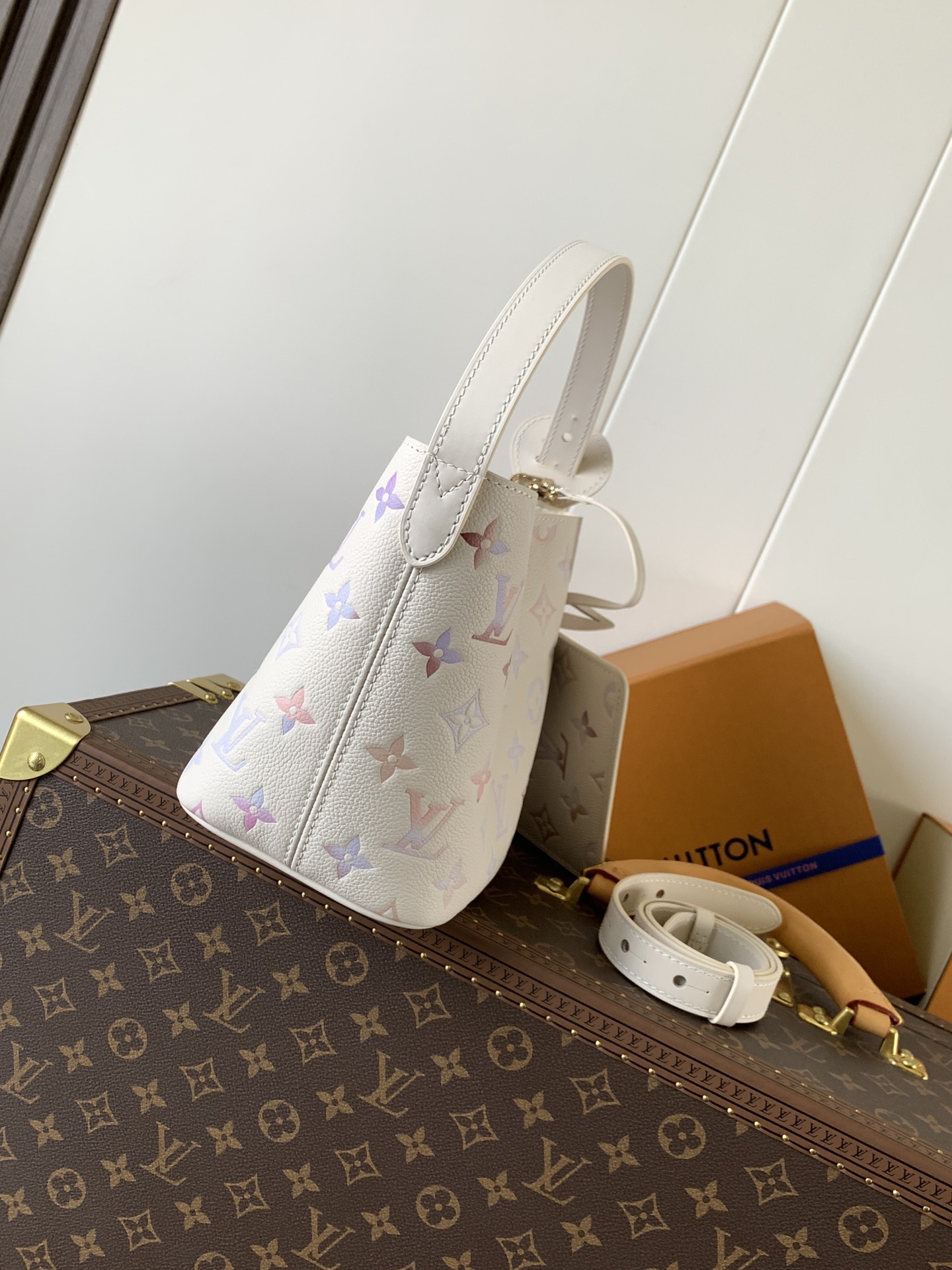 LV高仿白底彩Monogram水桶包 小型手提斜背款 夏日百搭風｜歐美奢侈品精品推薦