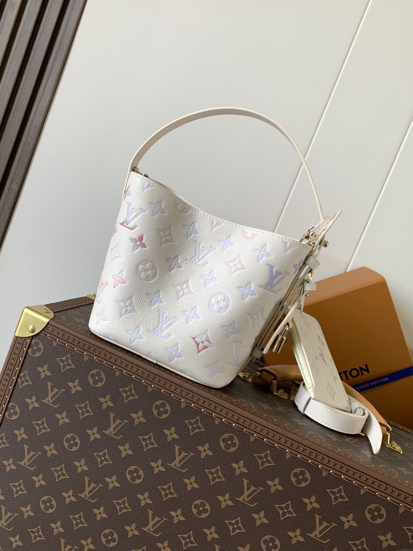 LV高仿白底彩Monogram水桶包 小型手提斜背款 夏日百搭風｜歐美奢侈品精品推薦