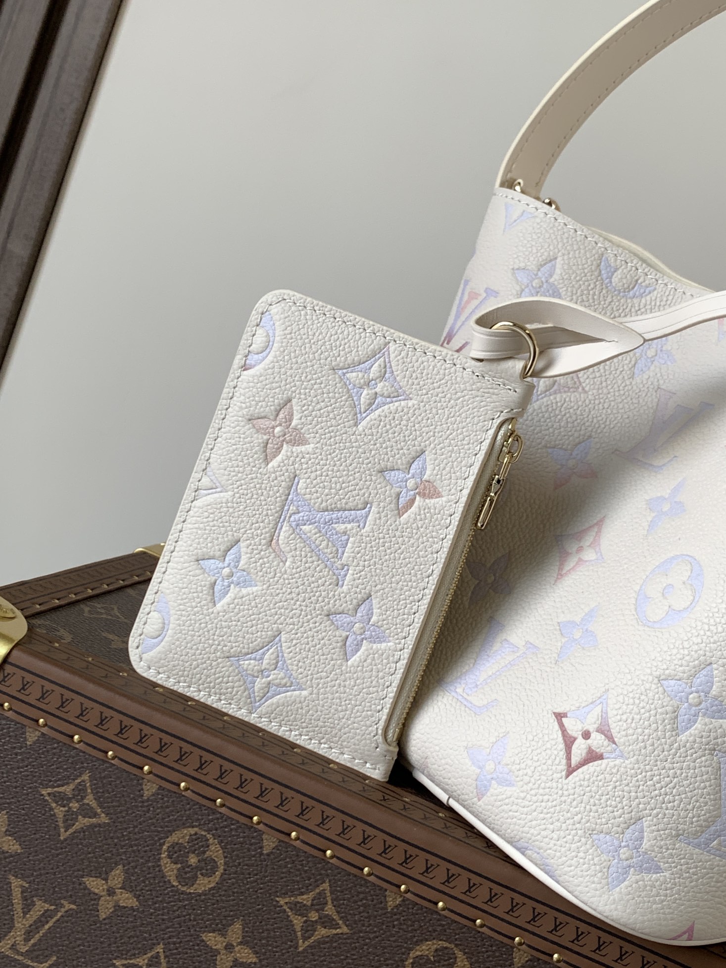 LV高仿白底彩Monogram水桶包 小型手提斜背款 夏日百搭風｜歐美奢侈品精品推薦